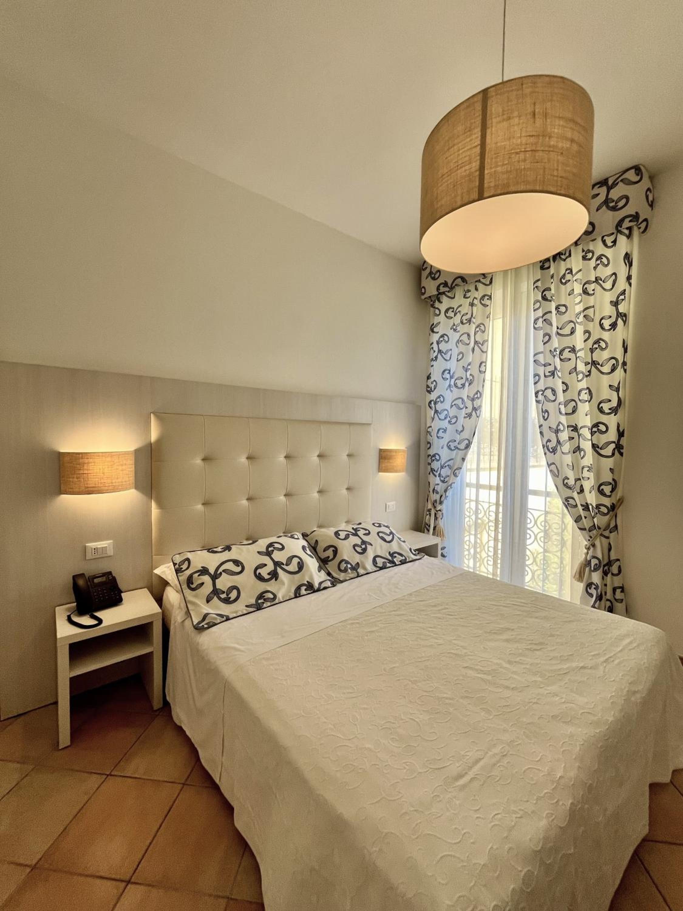 Standard Double or Twin Room - Photo 9