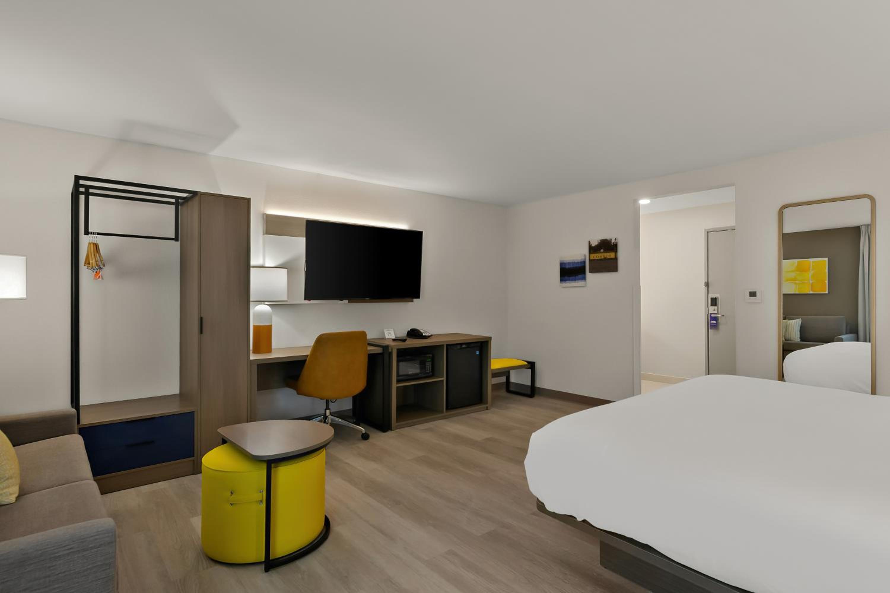 King Suite with Sofa Bed - Non Smoking/Pet Friendly - Photo 2