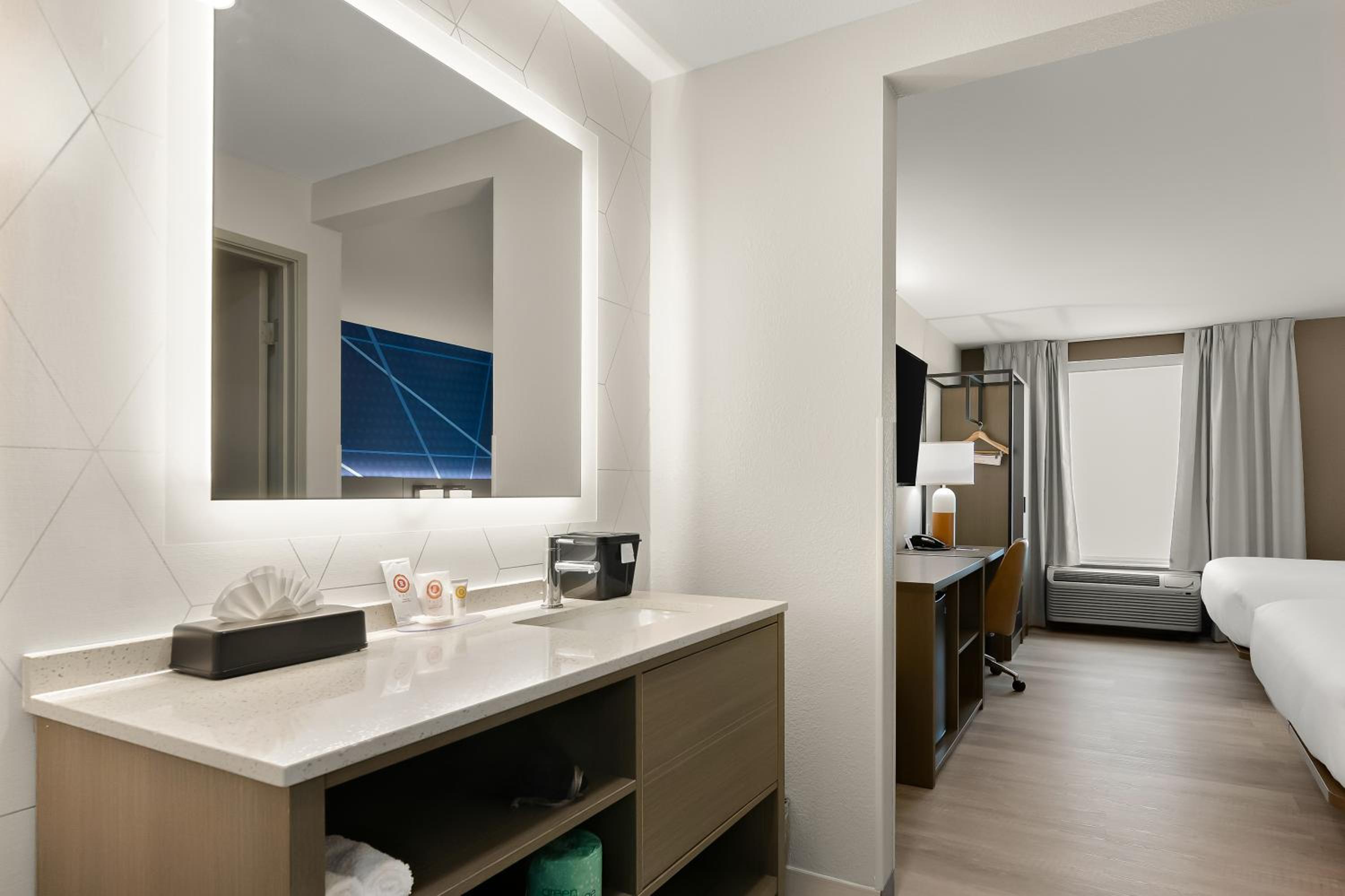 Quadruple Room With Two Queen Beds - Non Smoking photo 3