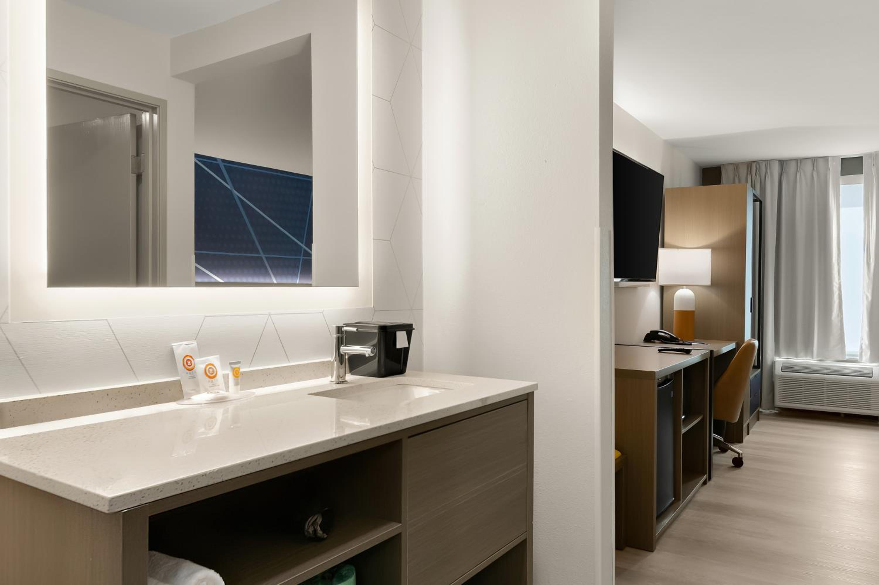 King Room - Non Smoking - Photo 4