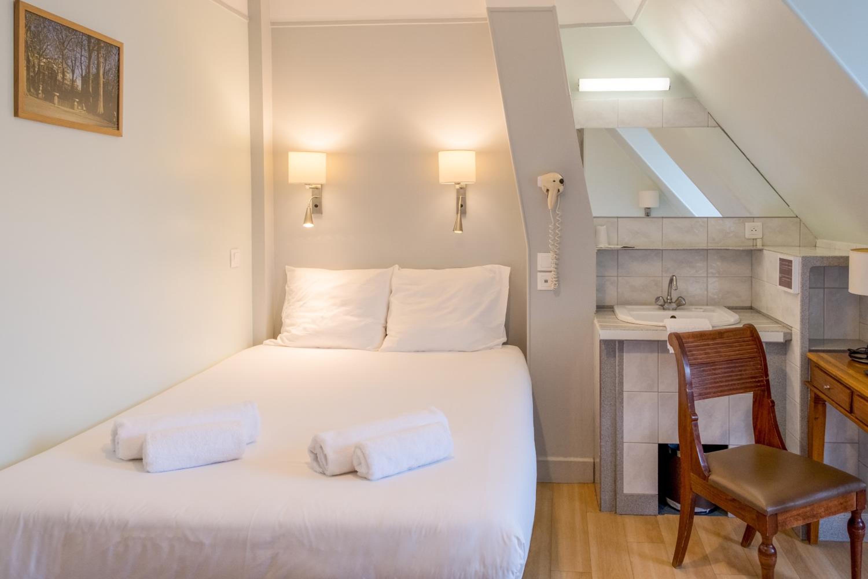 Triple Room with private toilet (shared shower on the floor)