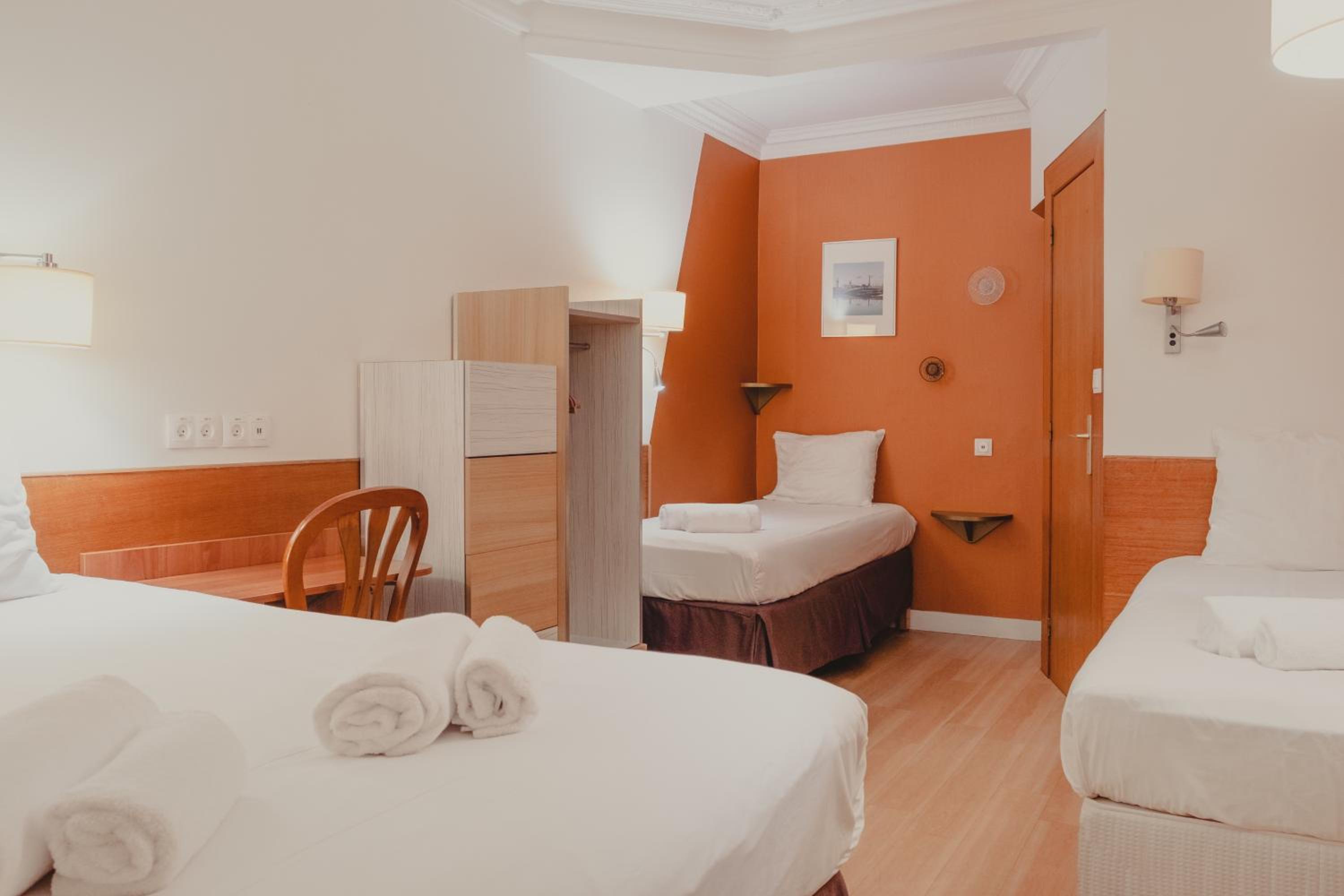 Quadruple Room with private toilet (Shared shower on the floor)