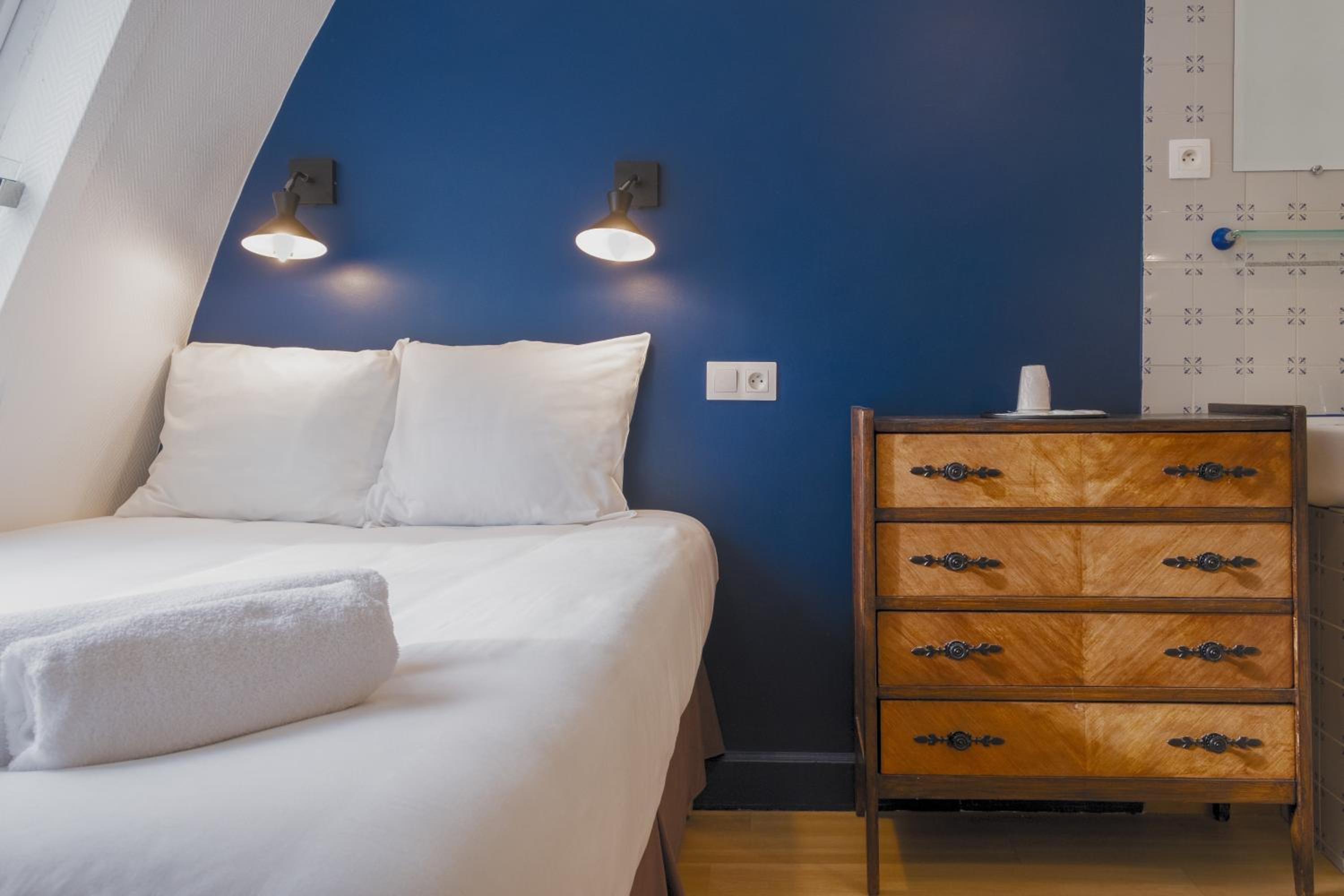 Double Room with private Toilet (shared shower on the floor)