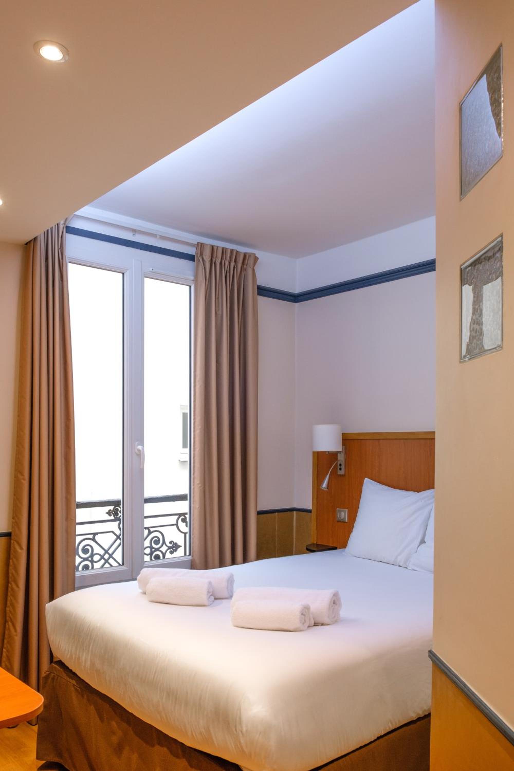 Single Room with Private Shower and Toilet