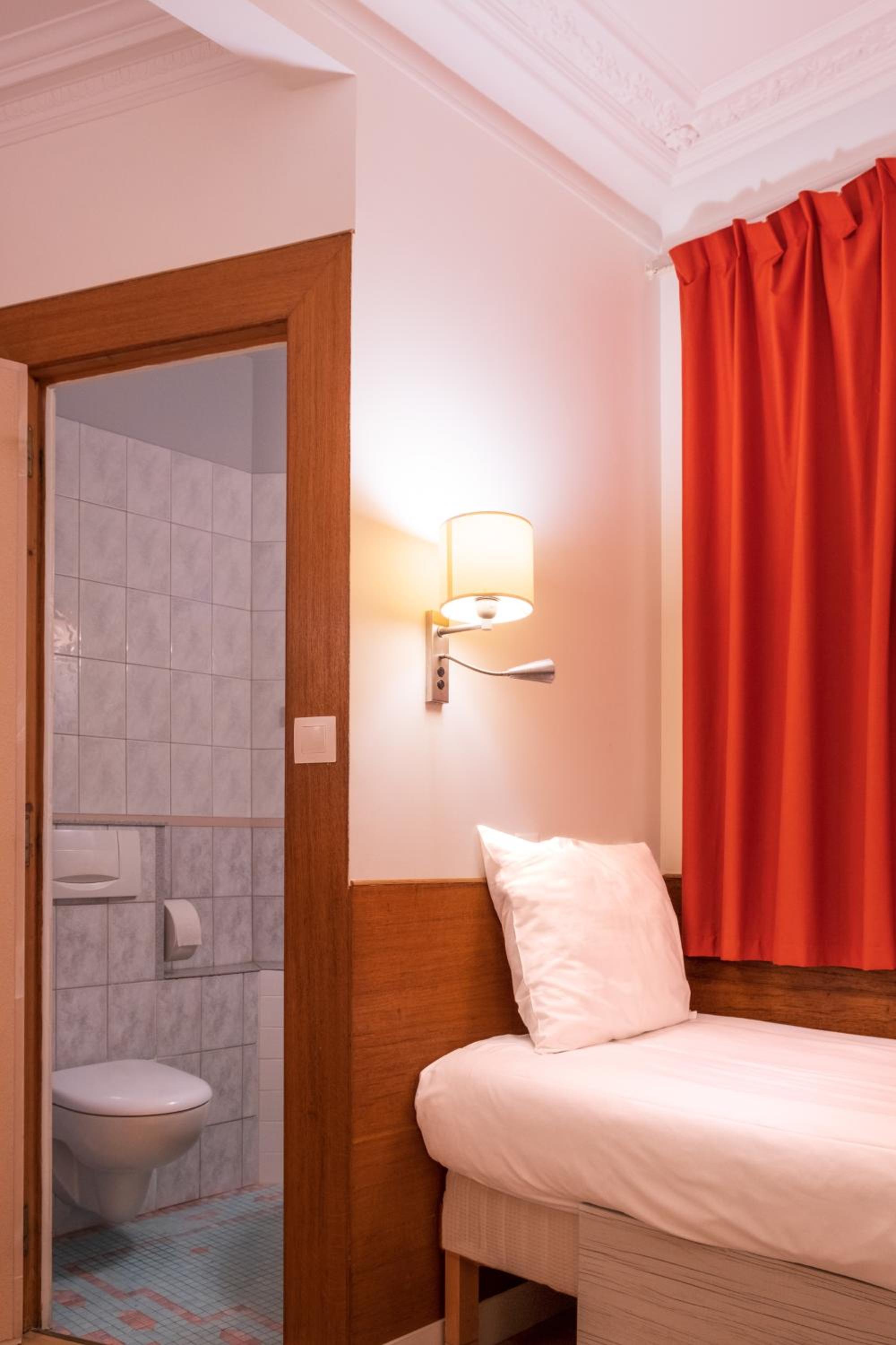 Quadruple Room with private toilet (Shared shower on the floor)