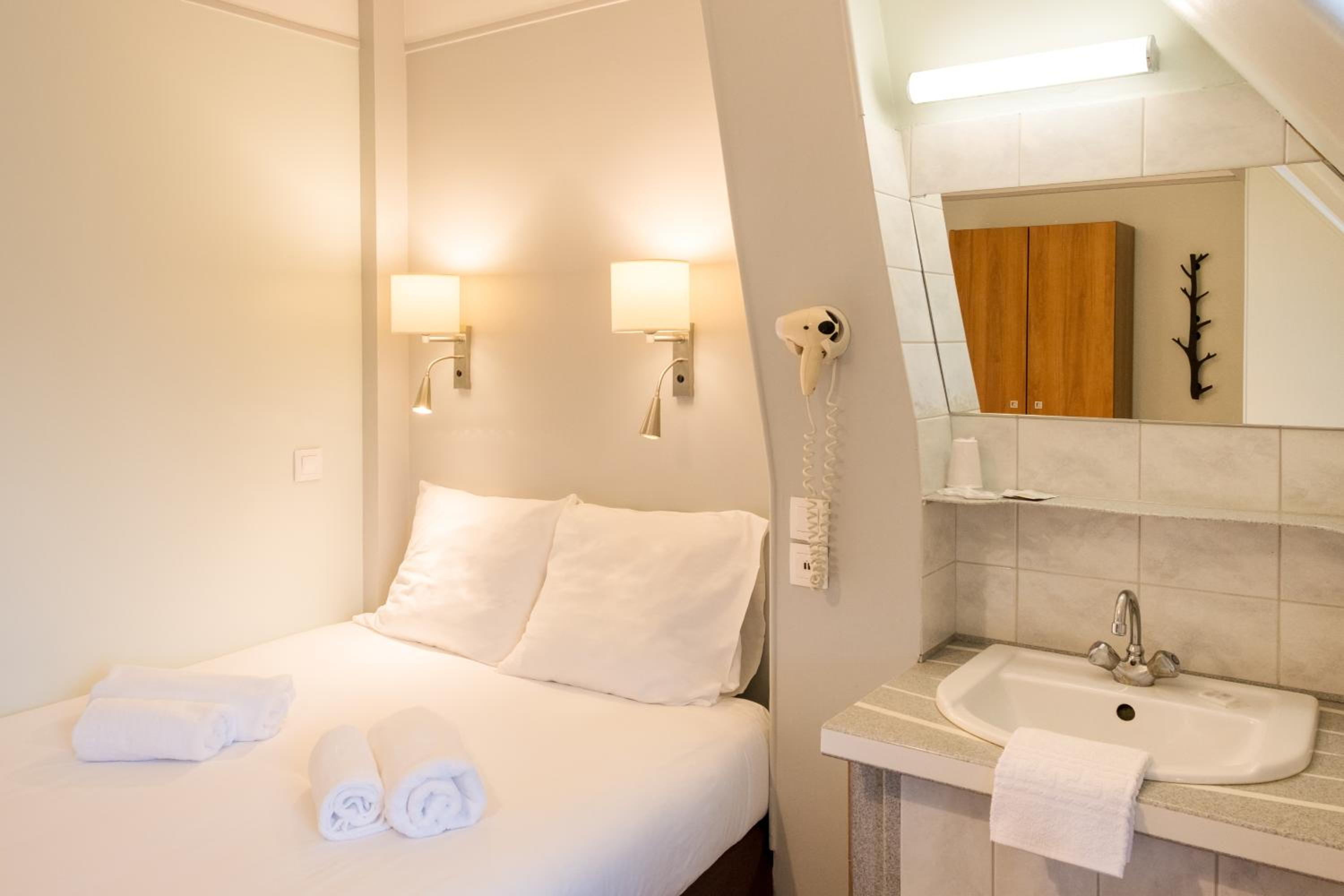 Double Room with private Toilet (shared shower on the floor)