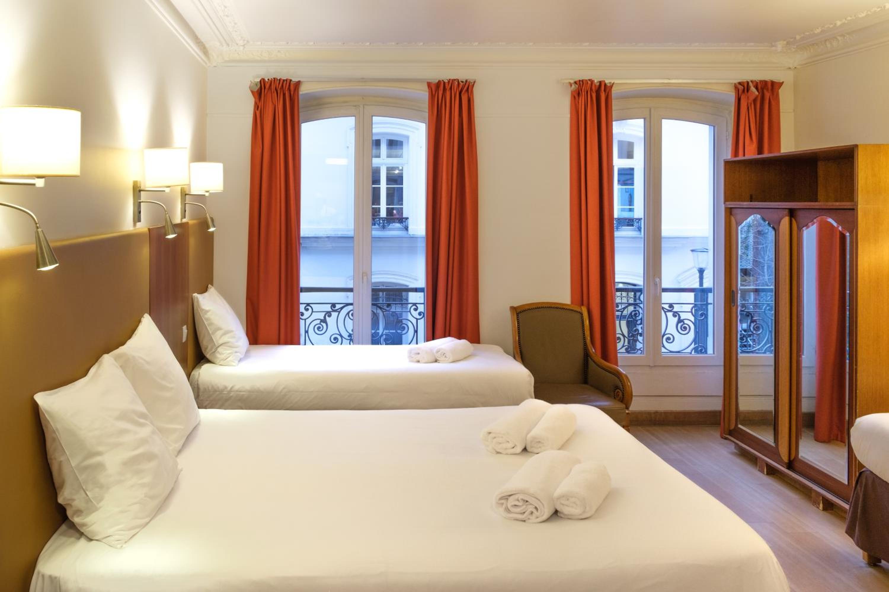 Quadruple Room with private Shower and Toilet