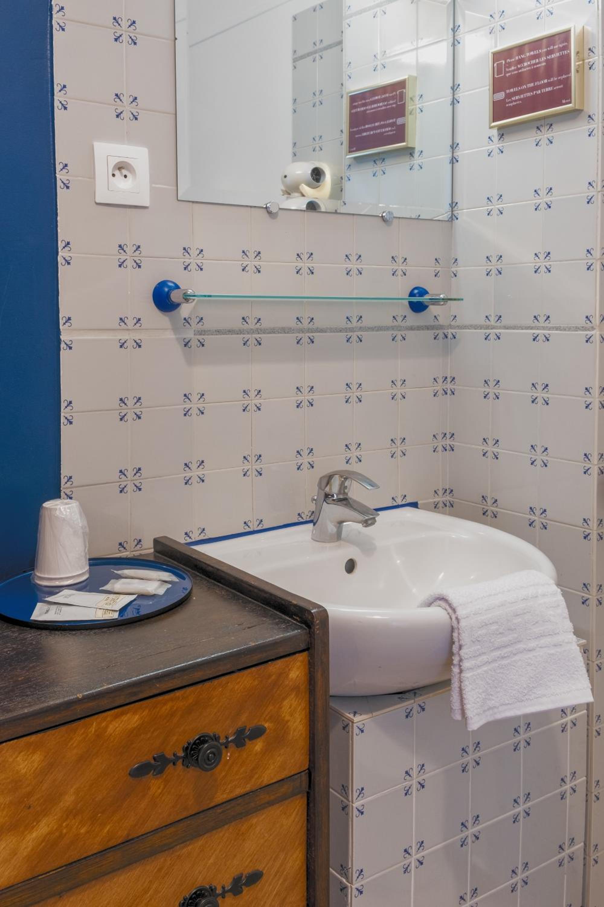 Double Room with private Toilet (shared shower on the floor)
