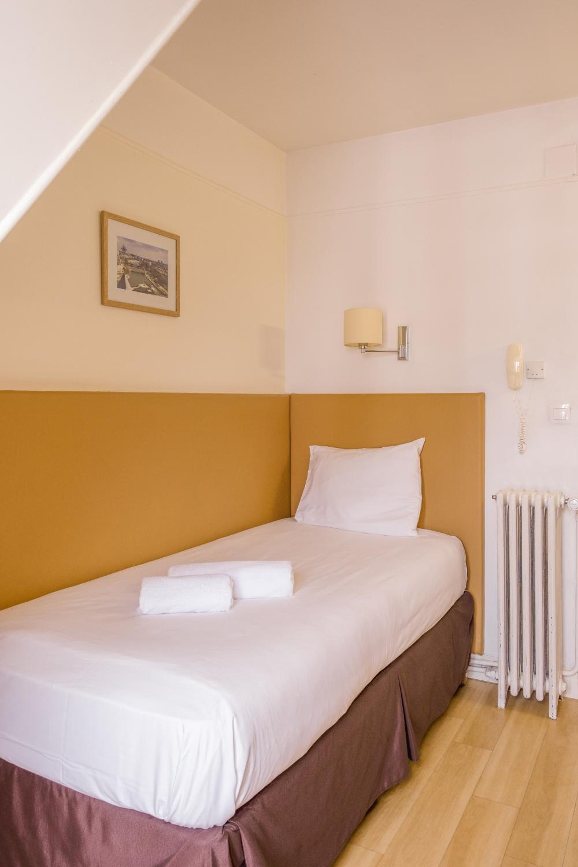 Single Room (shared Shower and Toilet on the floor)