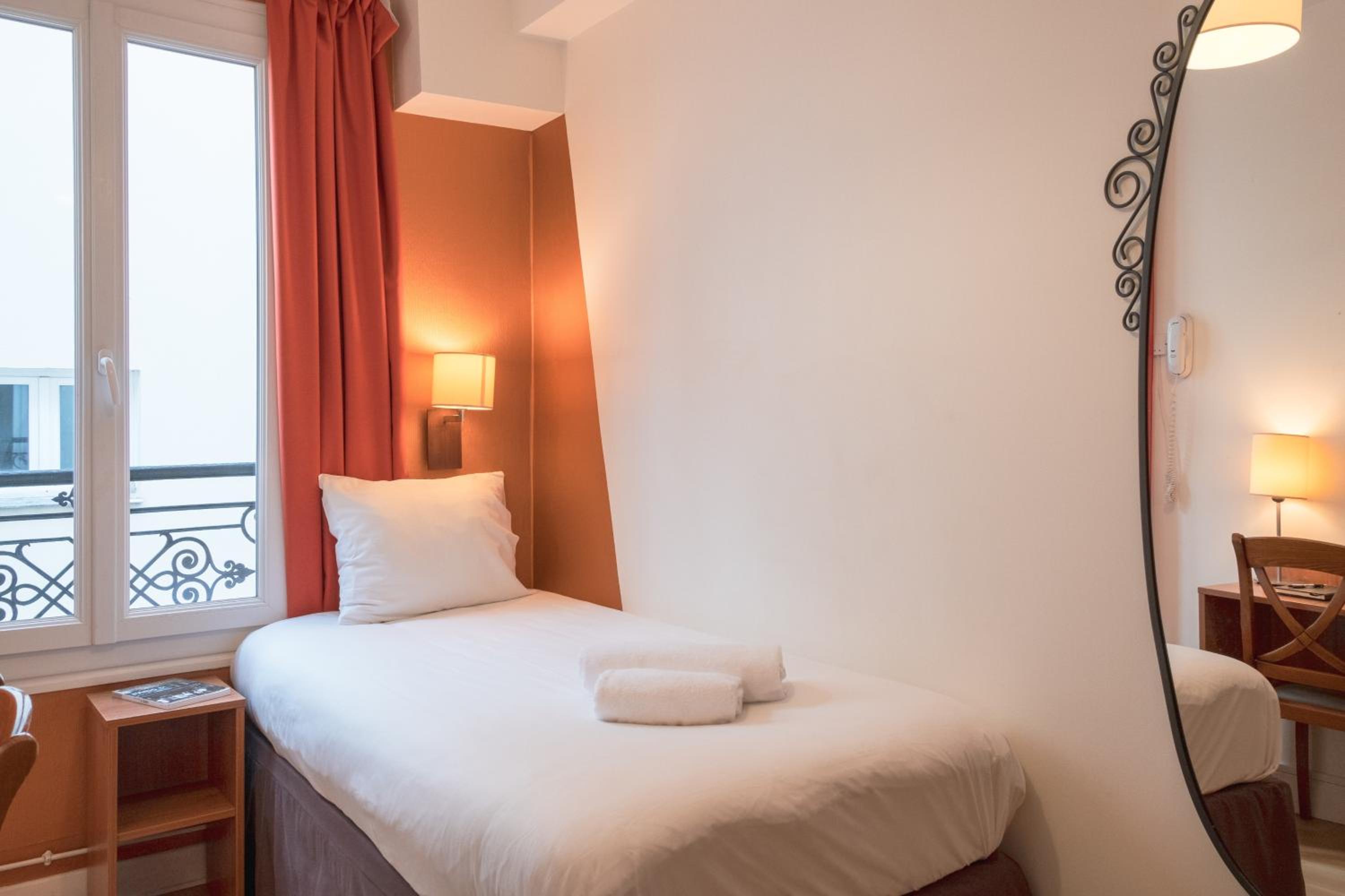 Single Room (shared Shower and Toilet on the floor)