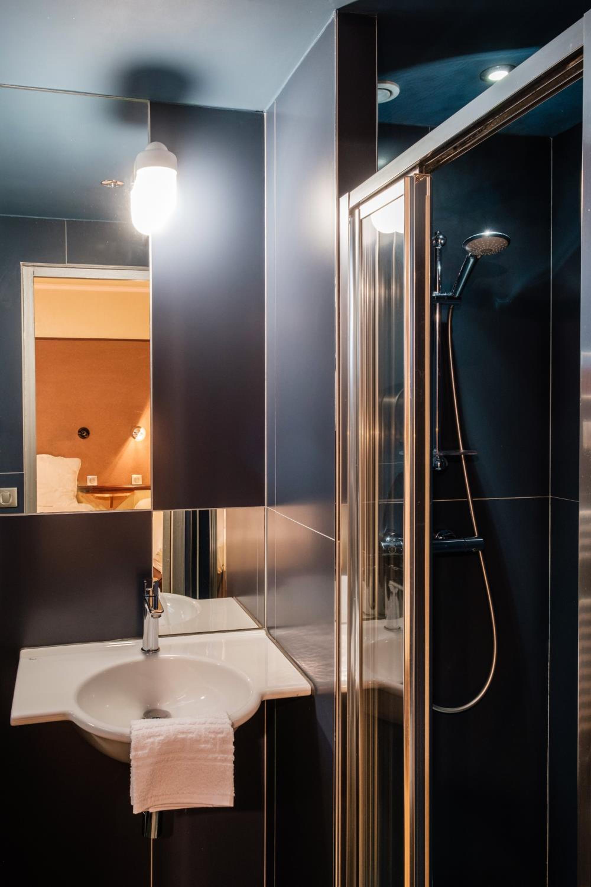 Quintuple Room with private shower and toilet thumbnail 6