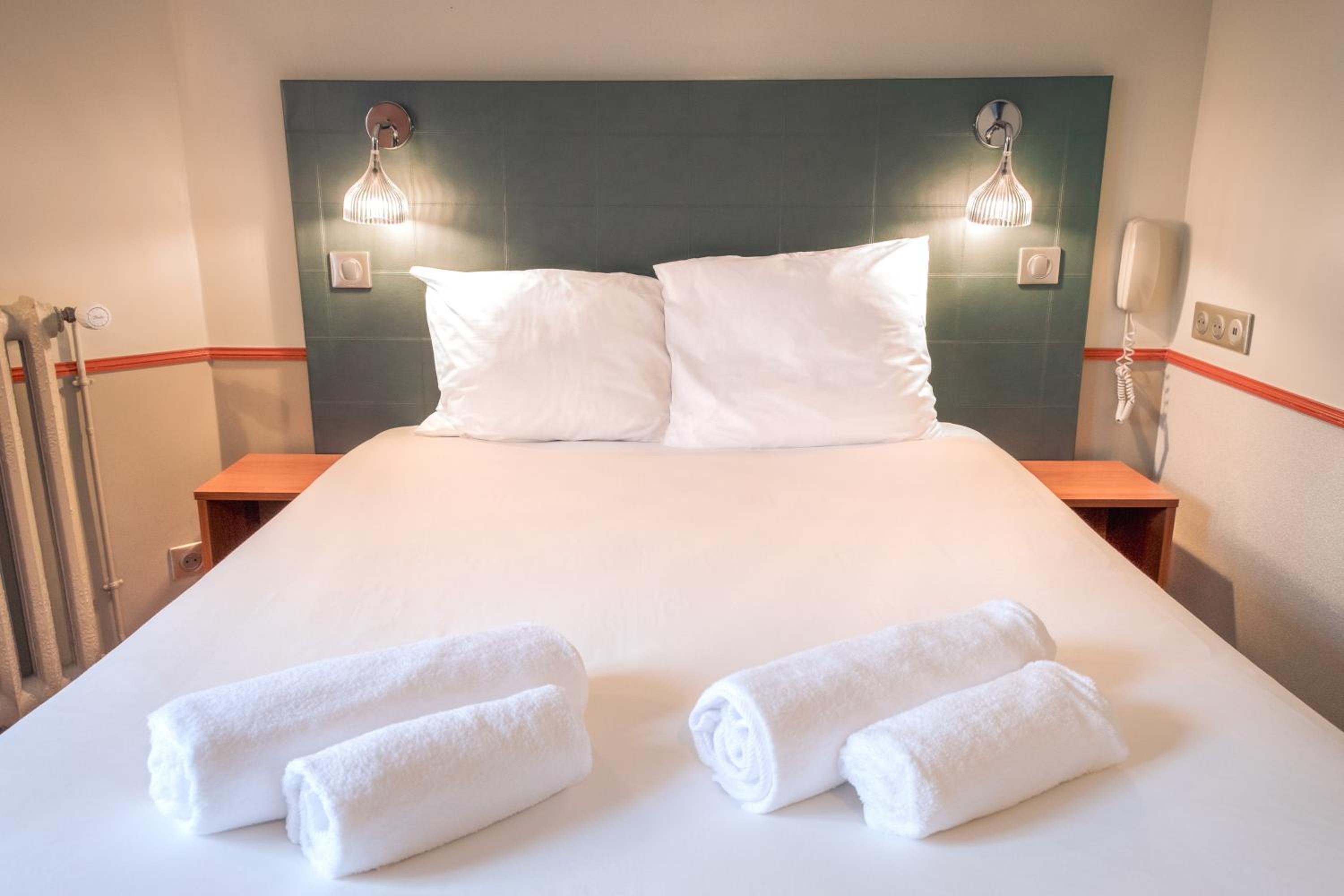 Double Room (shared Shower and Toilet on the floor)