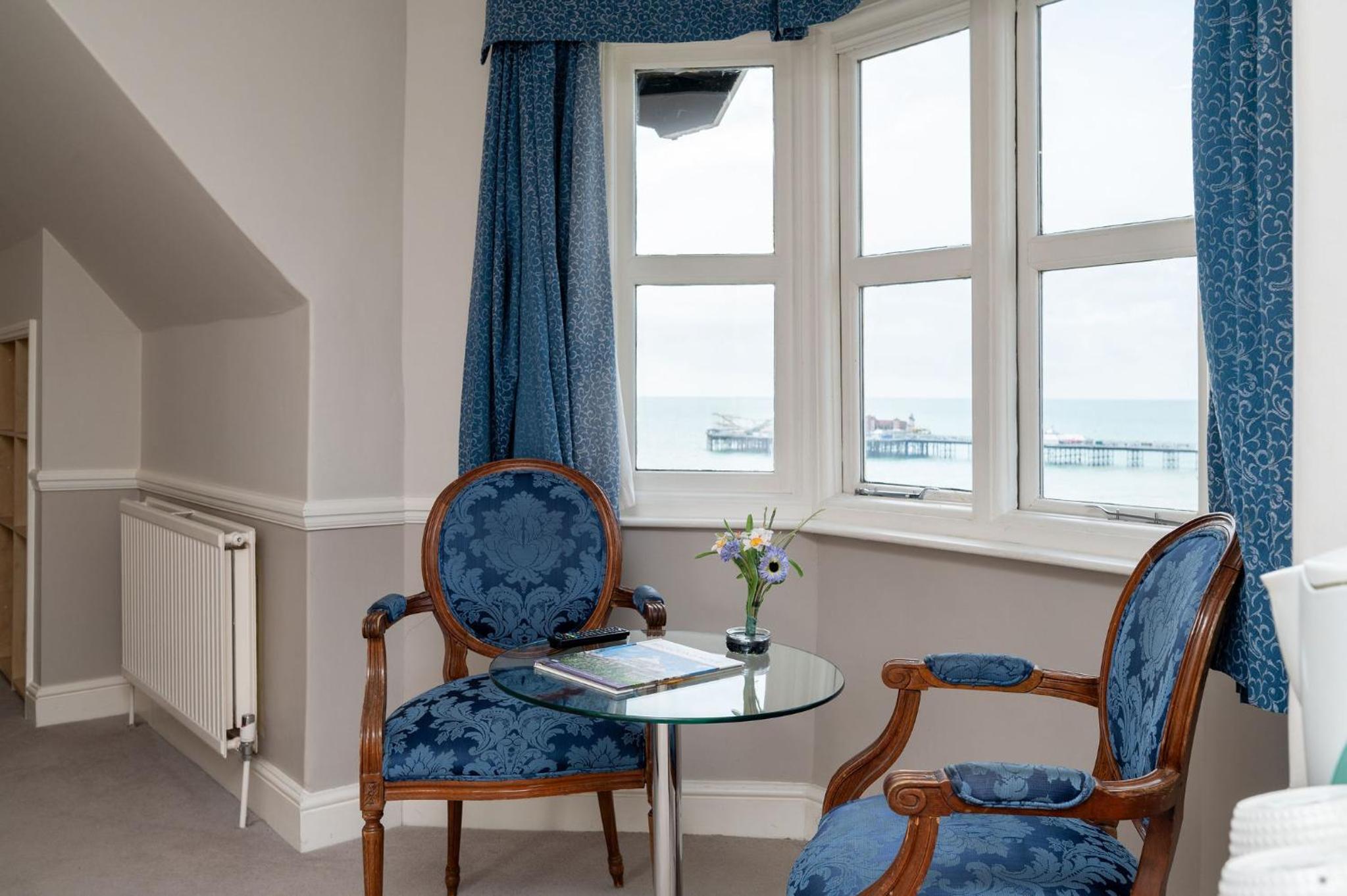 Family Room with Side Sea View - Photo 3