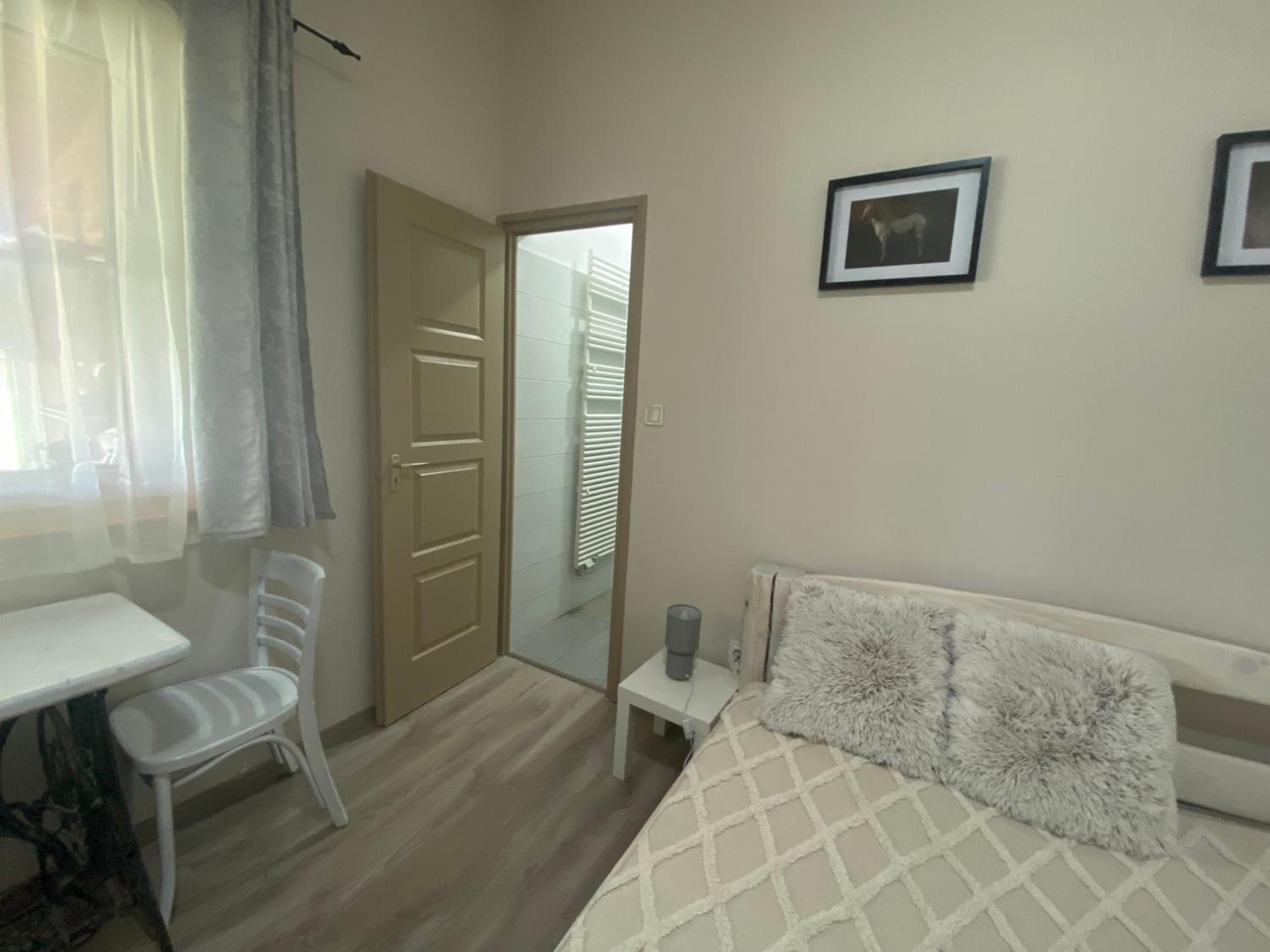 Standard Queen Room photo 2