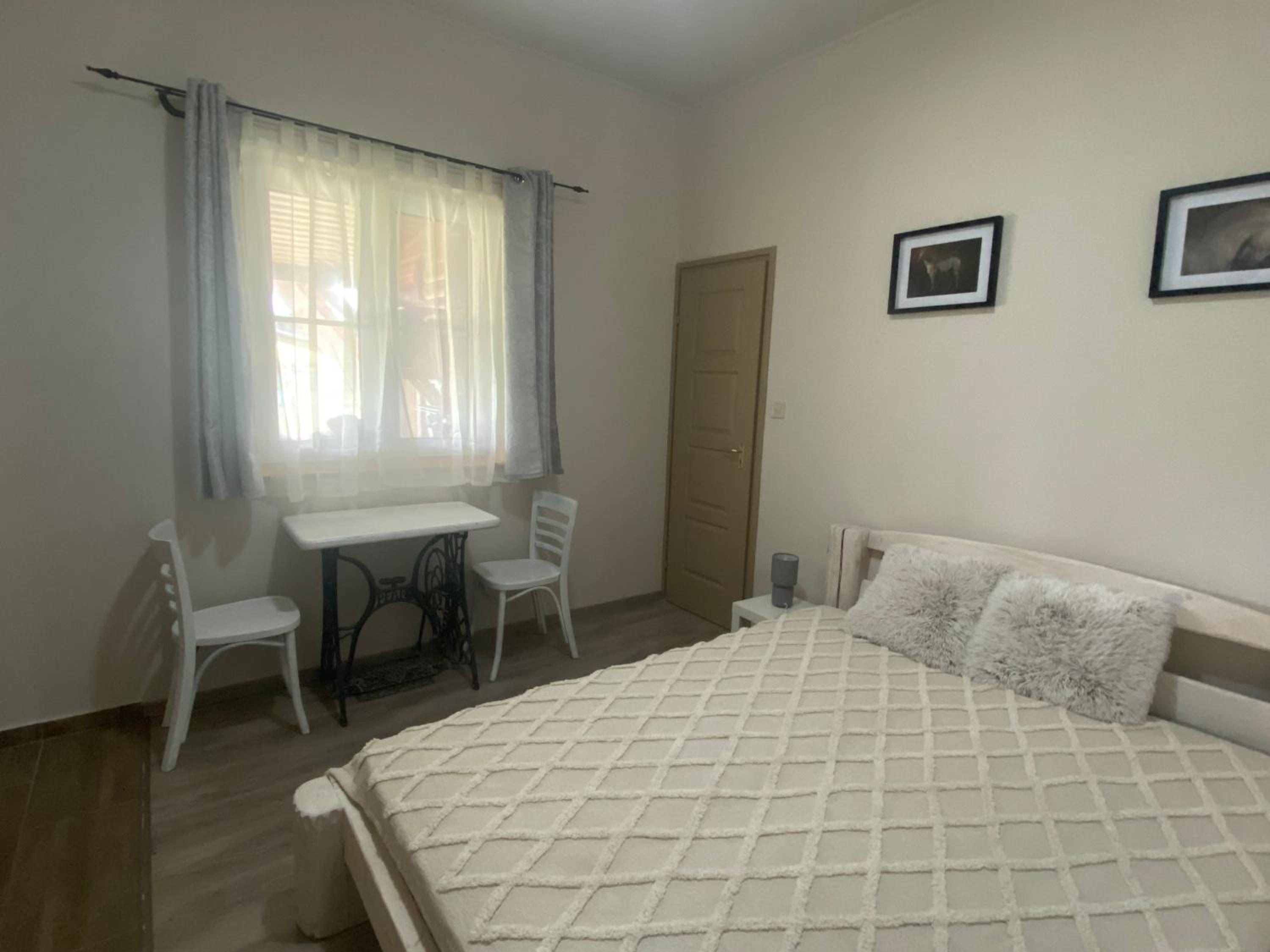 Standard Queen Room photo 3