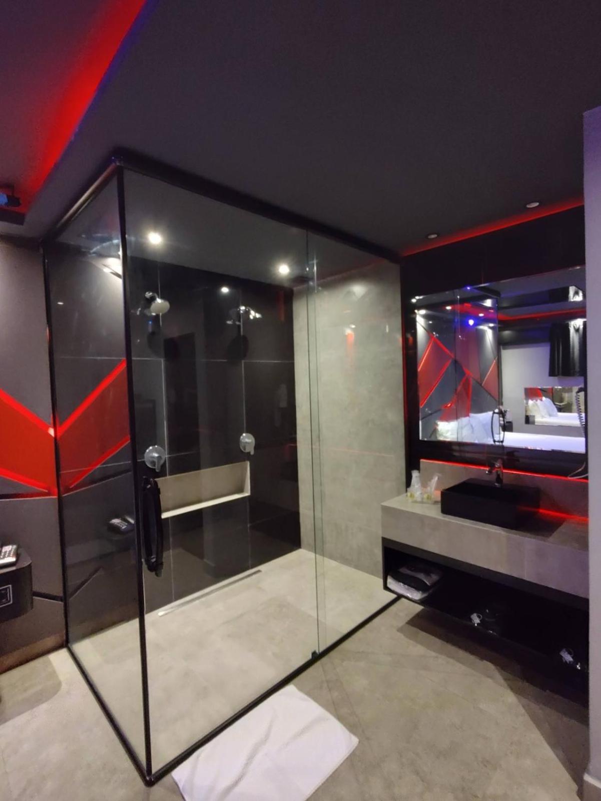 Suite - Photo 13