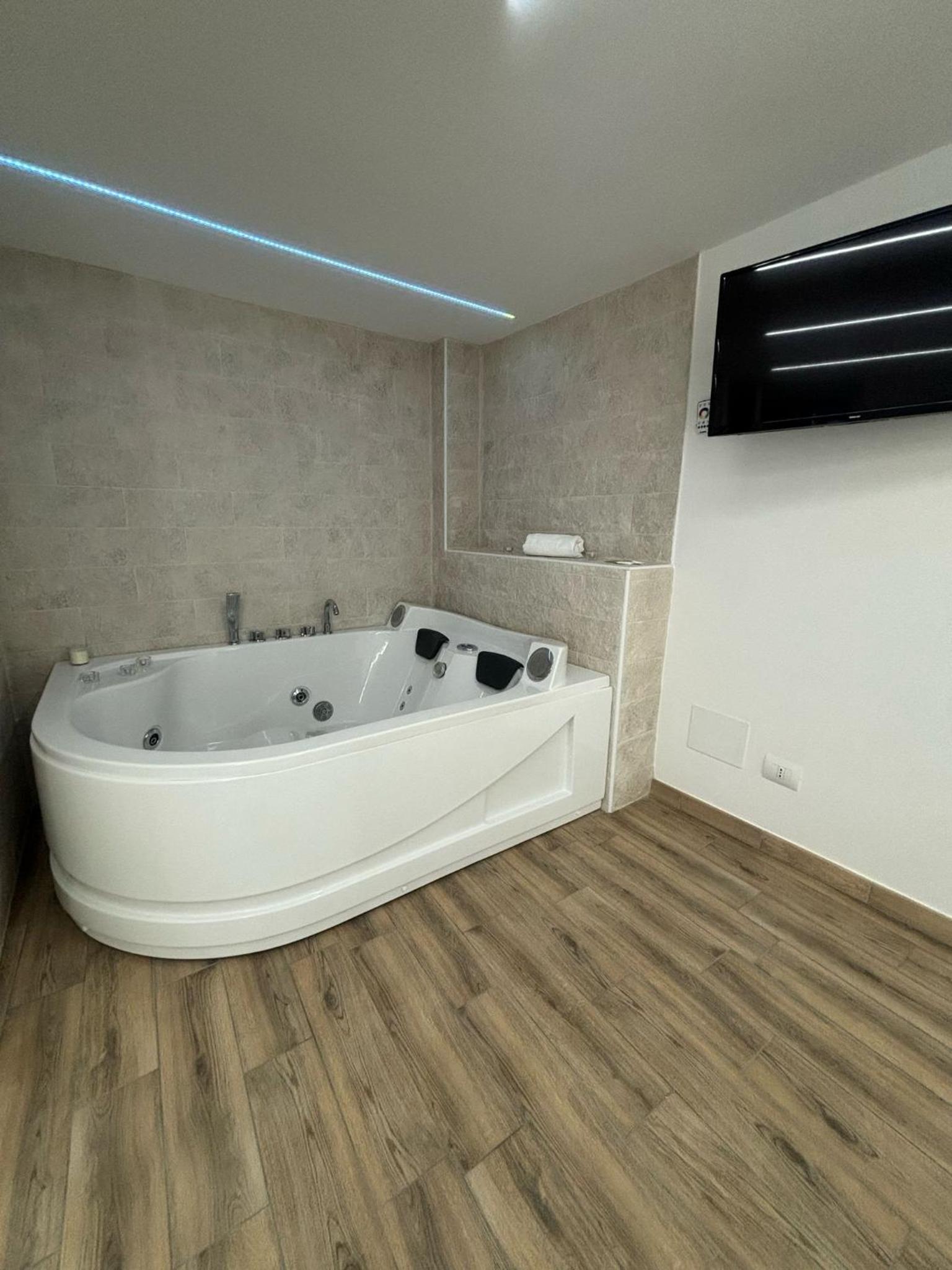 King Room with Spa Bath photo 3