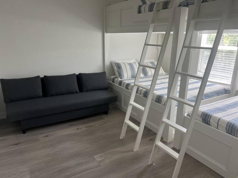 Four-Bedroom House photo 1