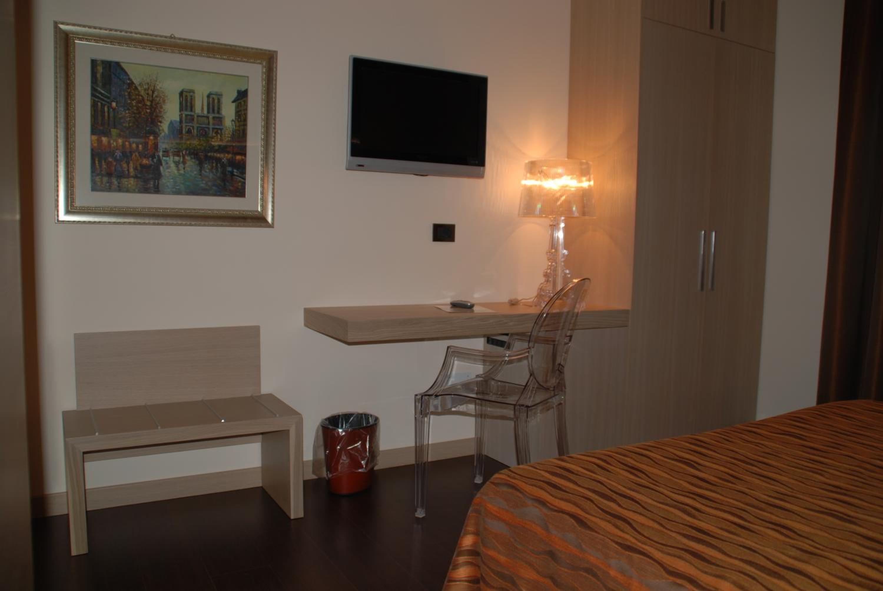 Double or Twin Room - Photo 7