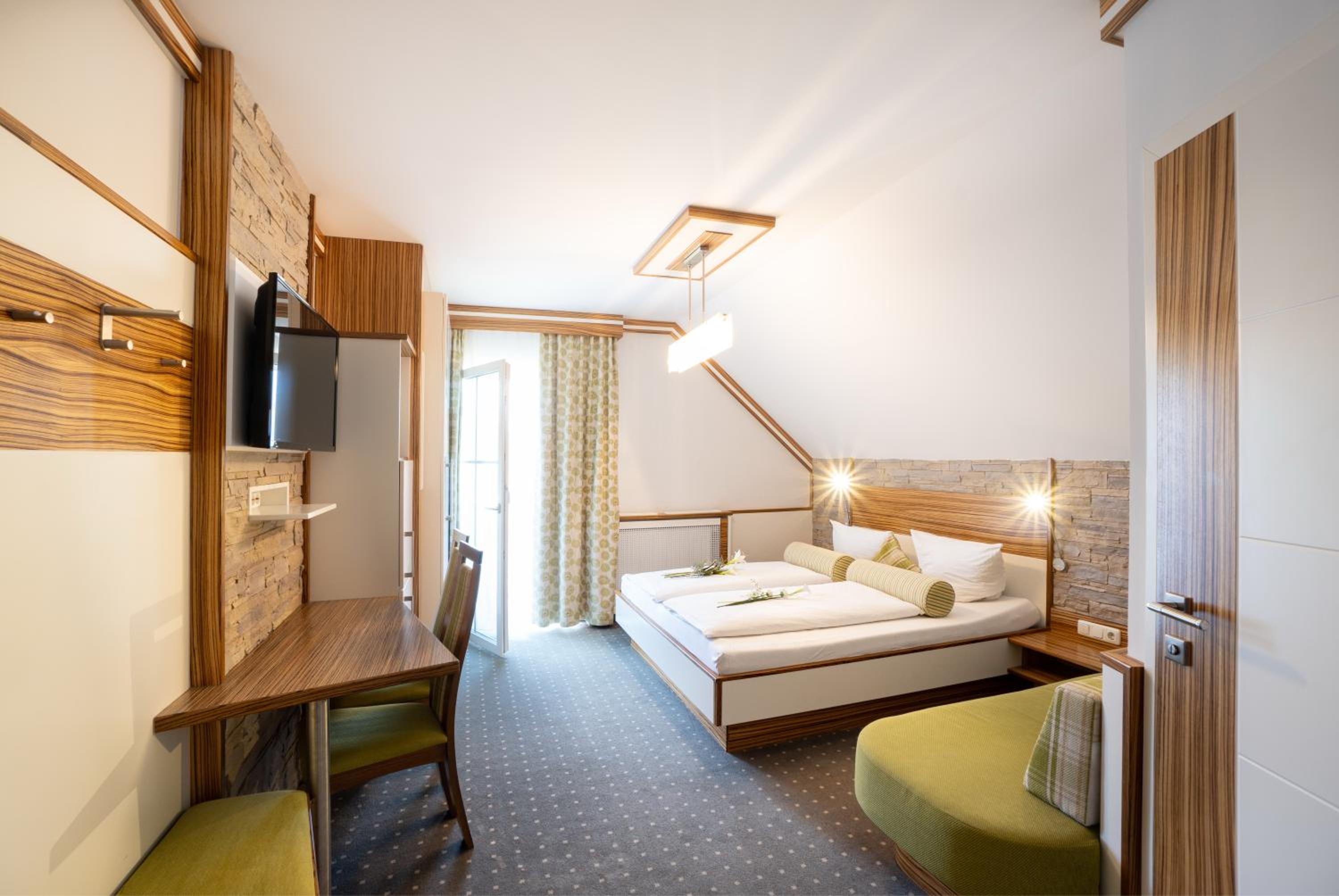 Two-Bedroom Apartment with Balcony photo 3
