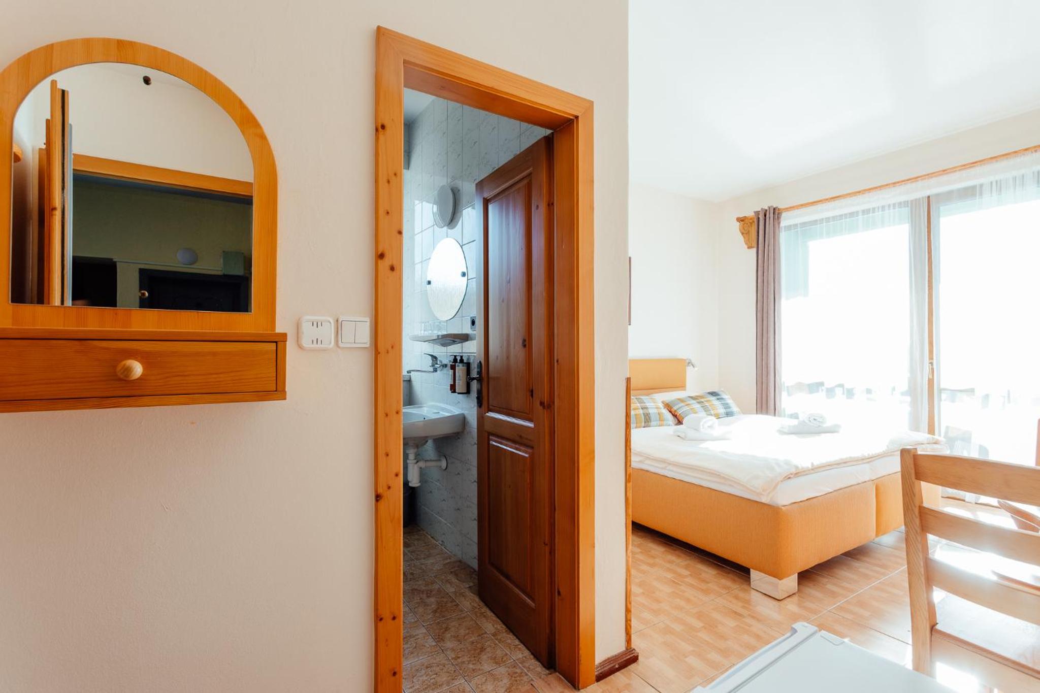 Double Room with Lake View - Photo 4