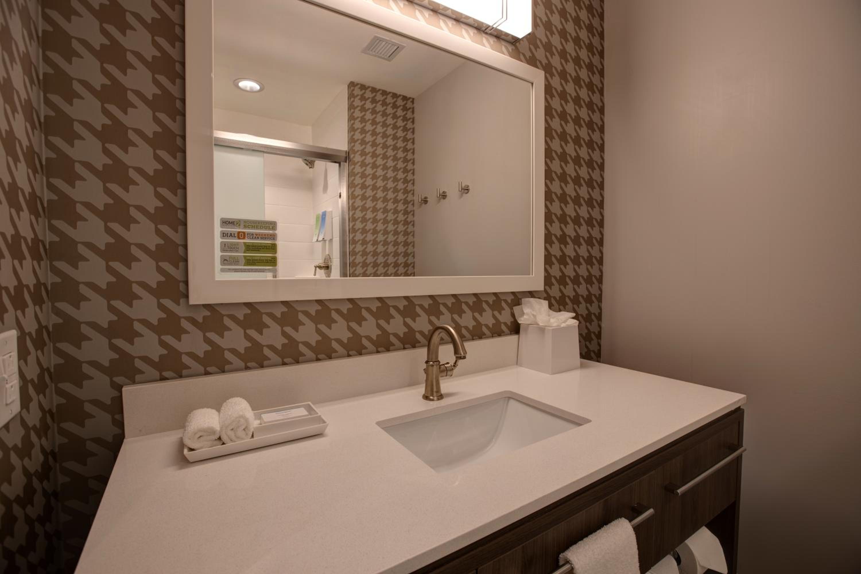 Queen Studio Suite - Hearing Access/Non-Smoking - Photo 7