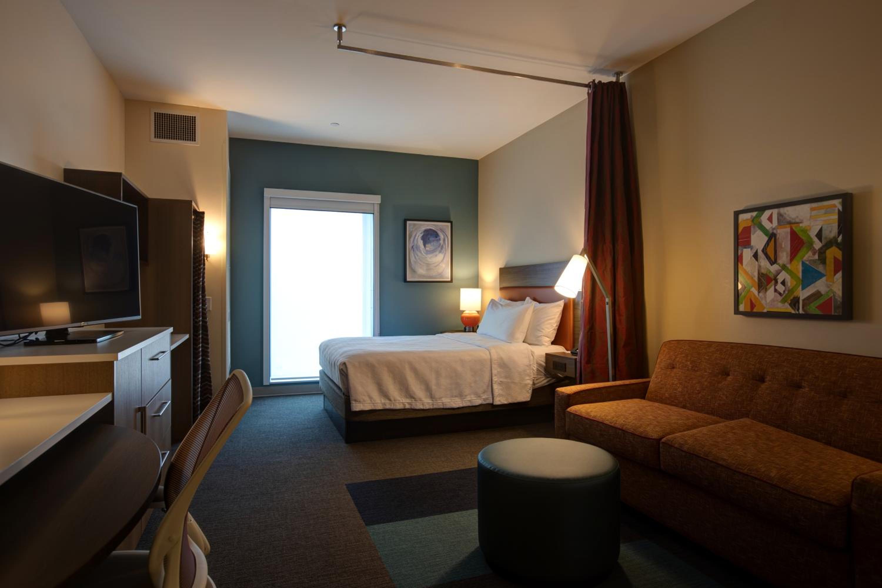 Queen Studio Suite - Hearing Access/Non-Smoking - Photo 5