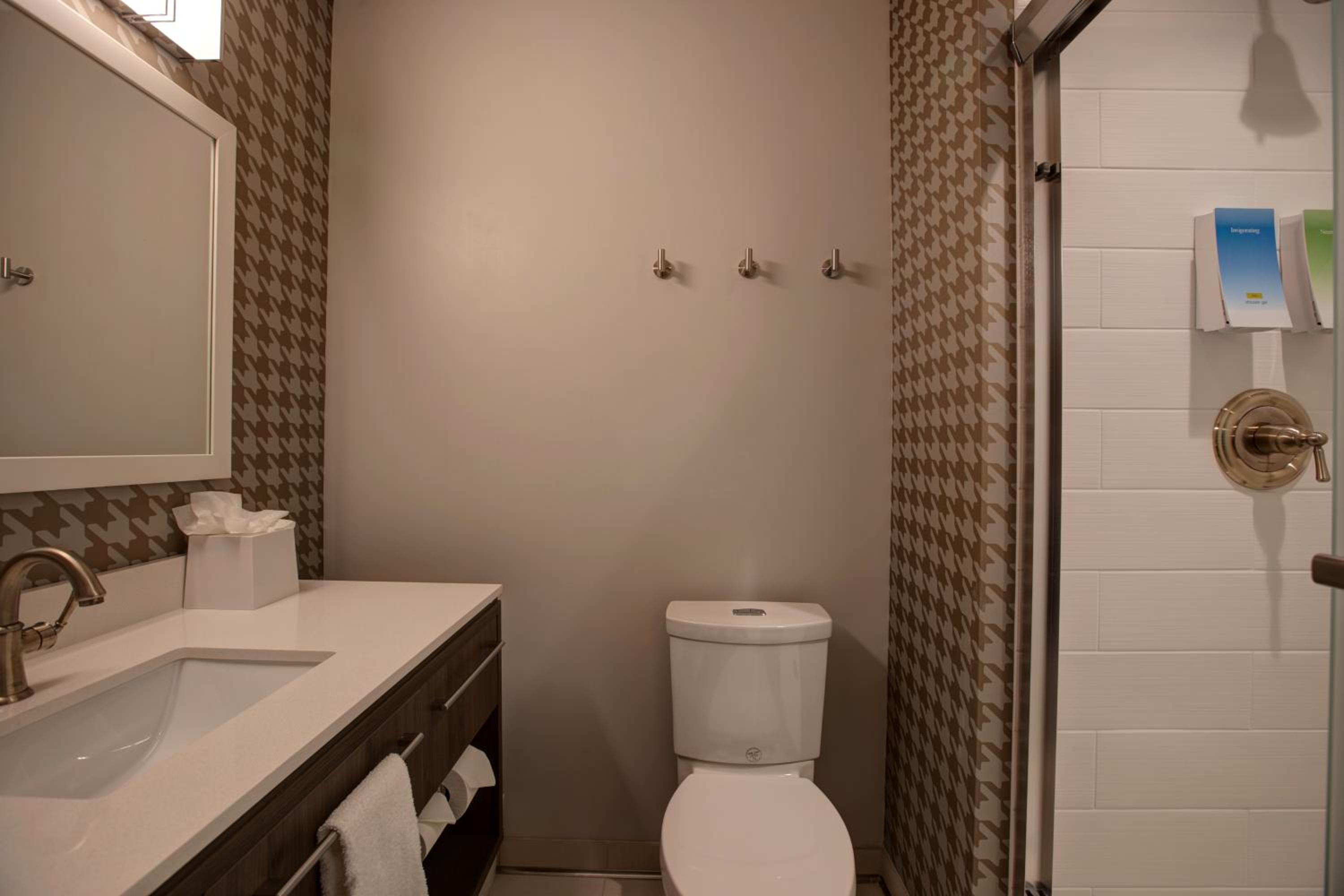 Queen Studio Suite - Hearing Access/Non-Smoking - Photo 3