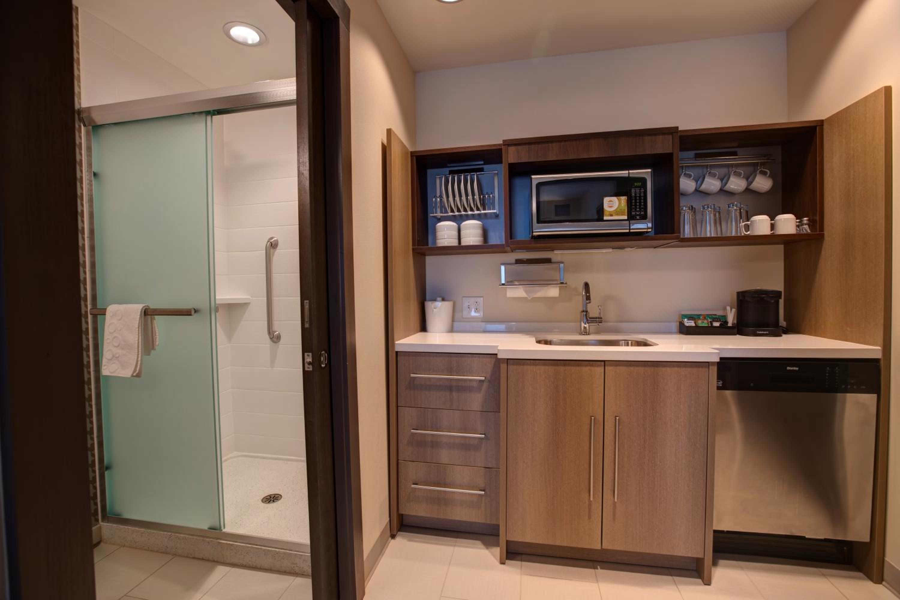 Queen Studio Suite - Hearing Access/Non-Smoking - Photo 4