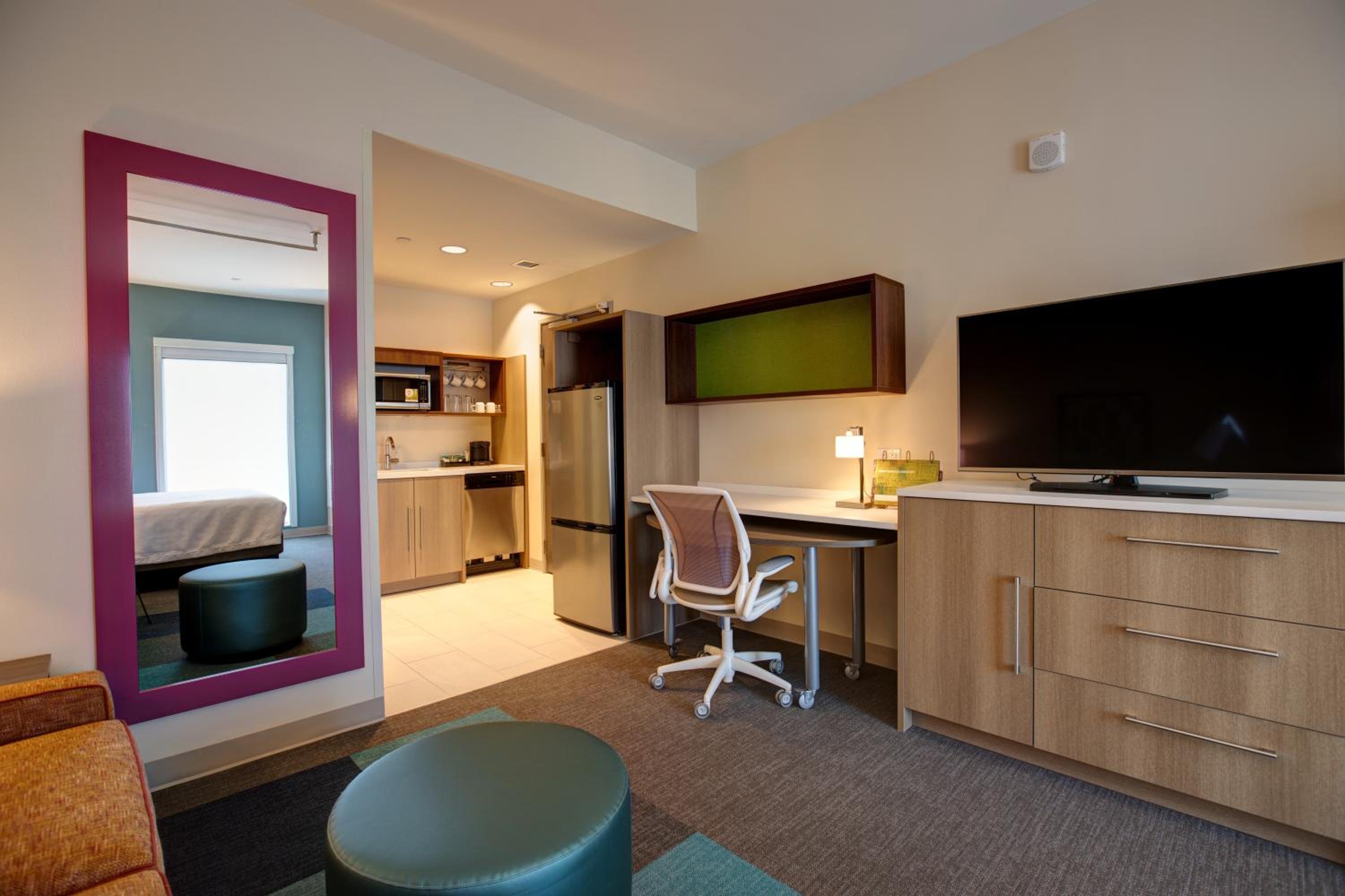 Queen Studio Suite - Hearing Access/Non-Smoking - Photo 2