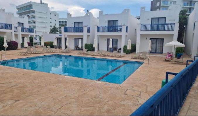 Apartment with Balcony photo 1
