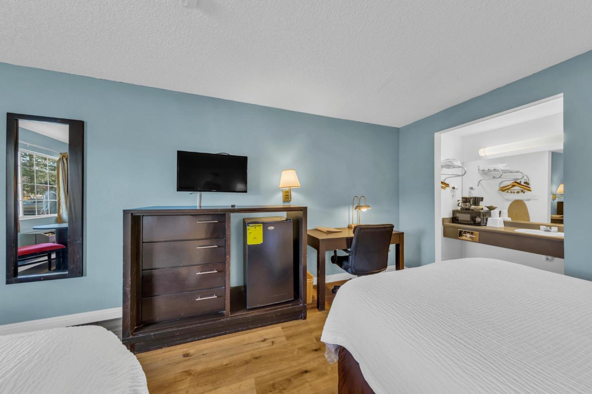 Queen Room with Two Queen Beds - Smoking - Photo 16