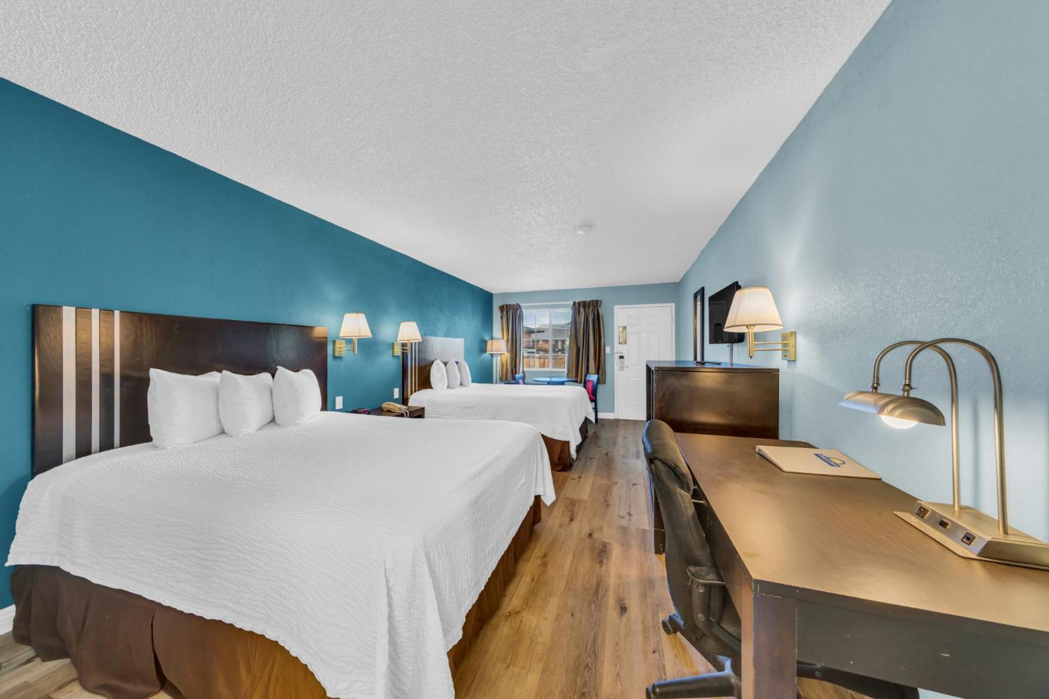 Queen Room with Two Queen Beds - Smoking - Photo 4