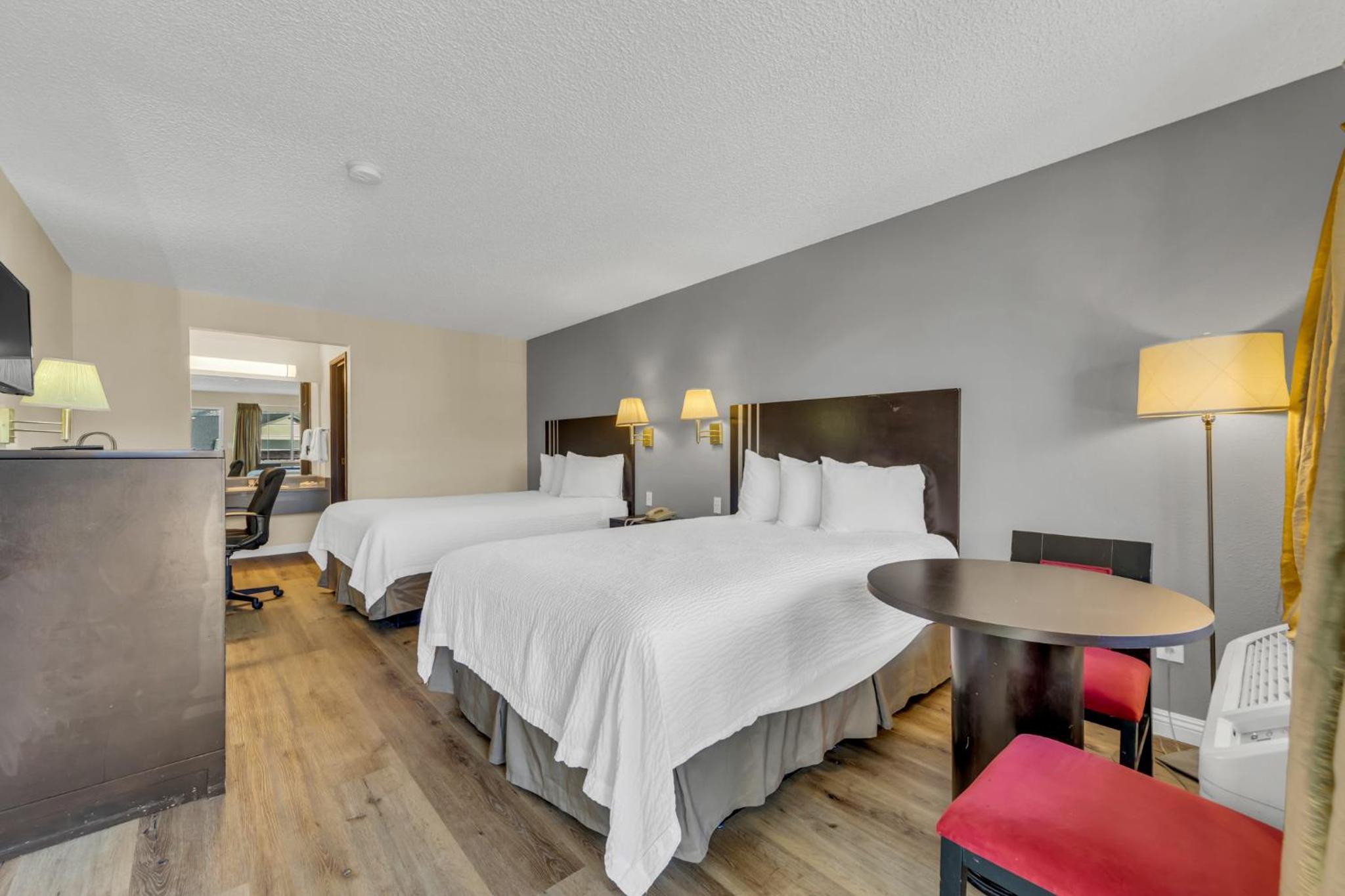 Queen Room with Two Queen Beds - Smoking - Photo 5