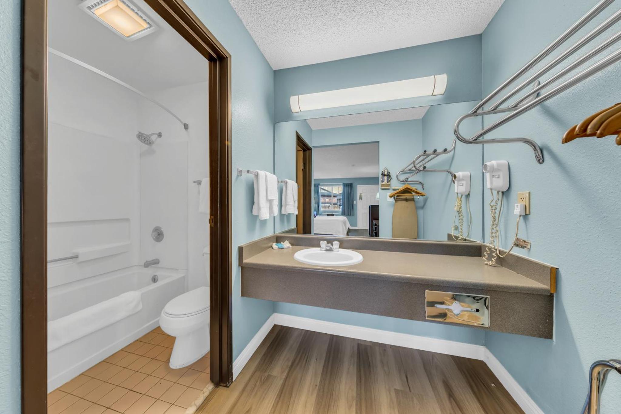 Queen Room - Disability Access/Non-Smoking - Photo 7