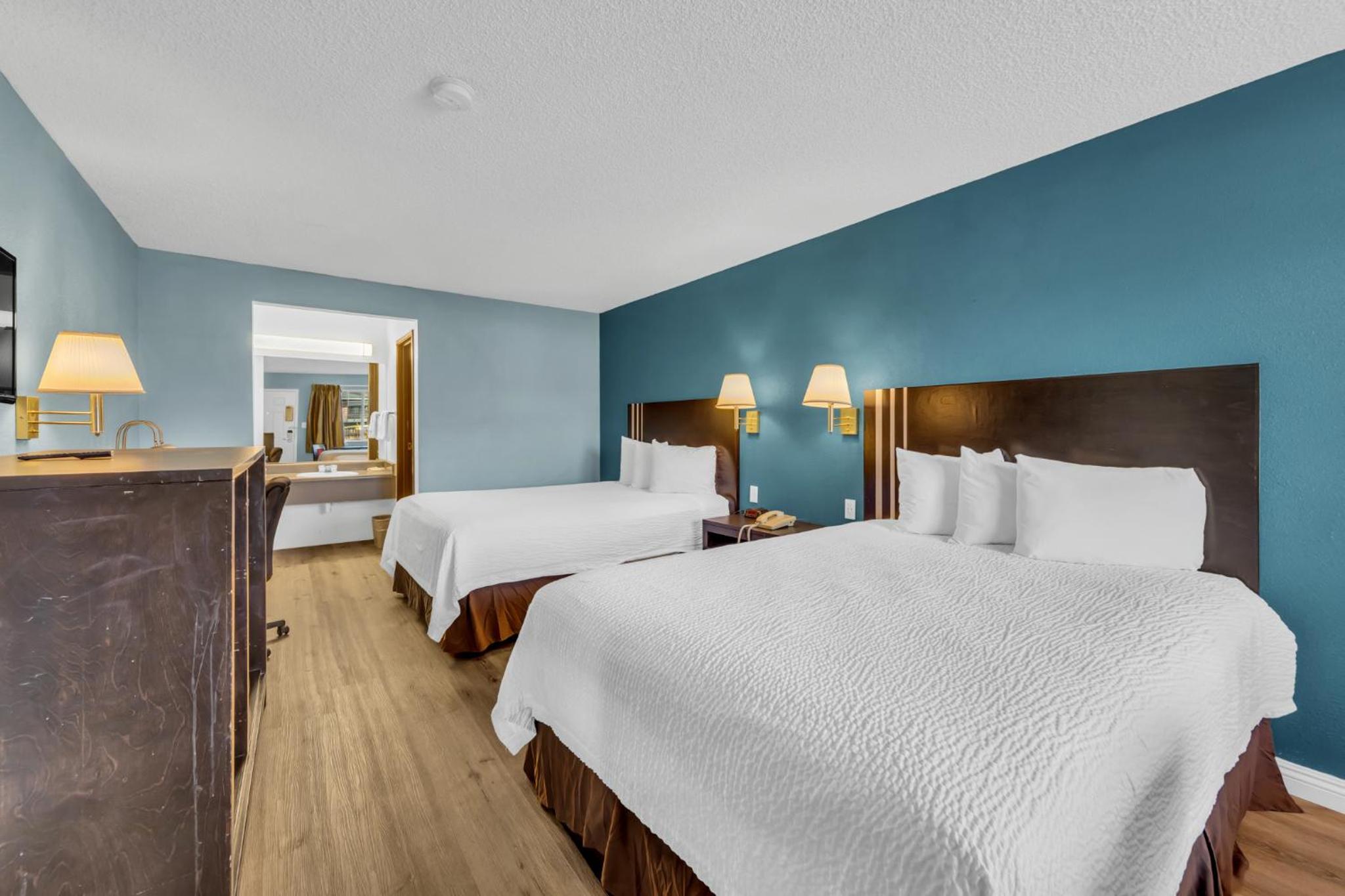Queen Room with Two Queen Beds - Smoking - Photo 14