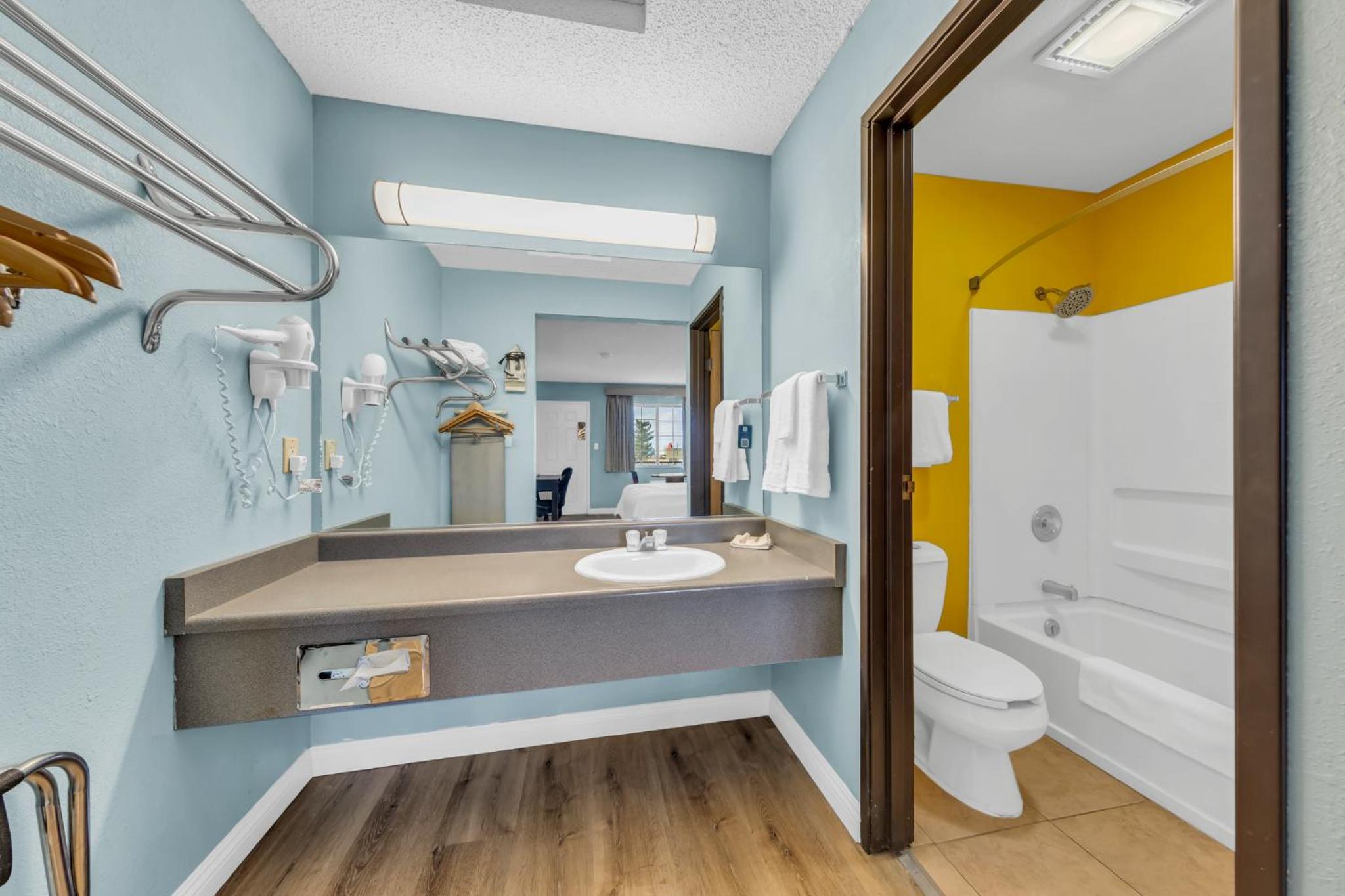 Queen Room - Disability Access/Non-Smoking - Photo 13