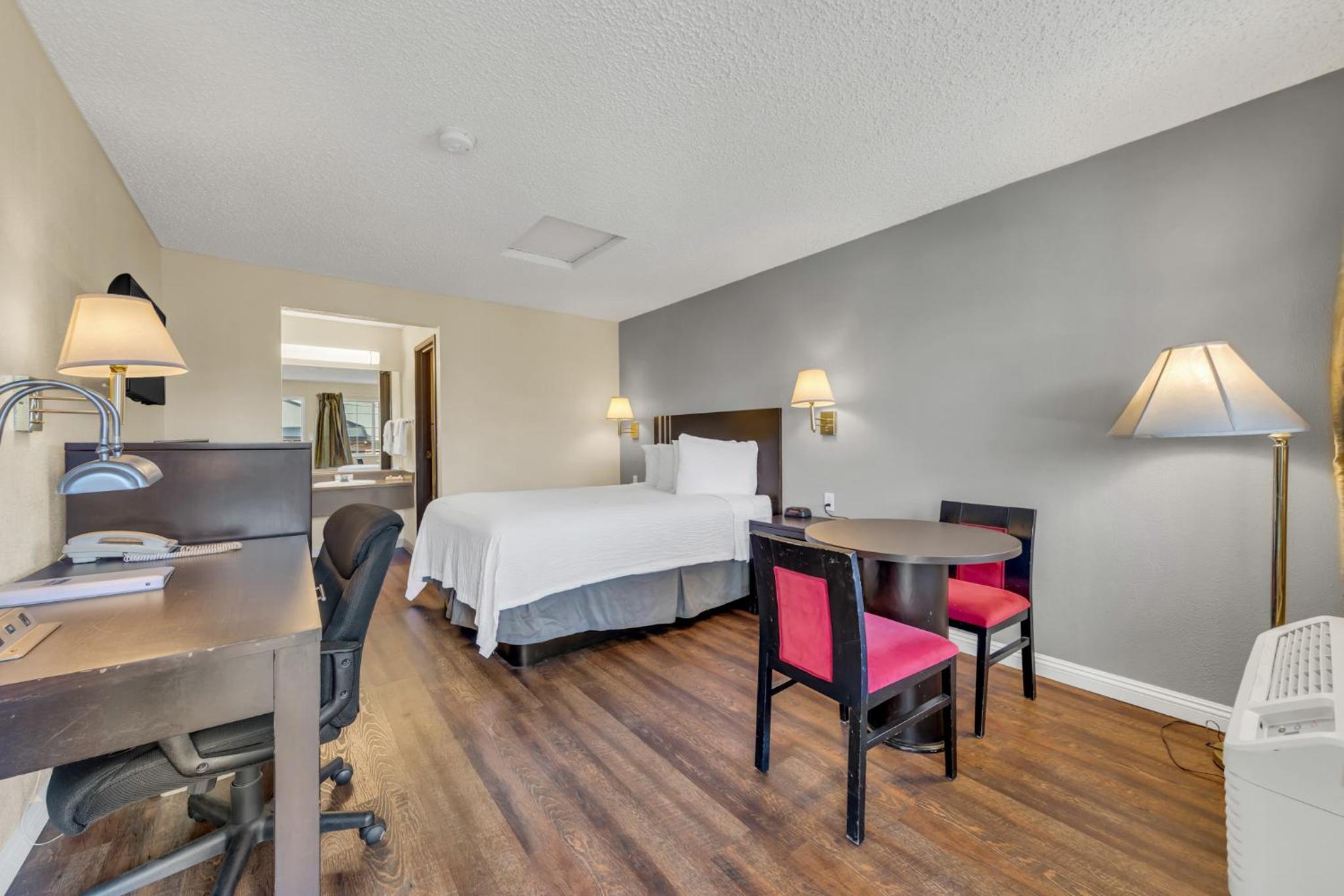 Queen Room - Disability Access/Non-Smoking - Photo 10