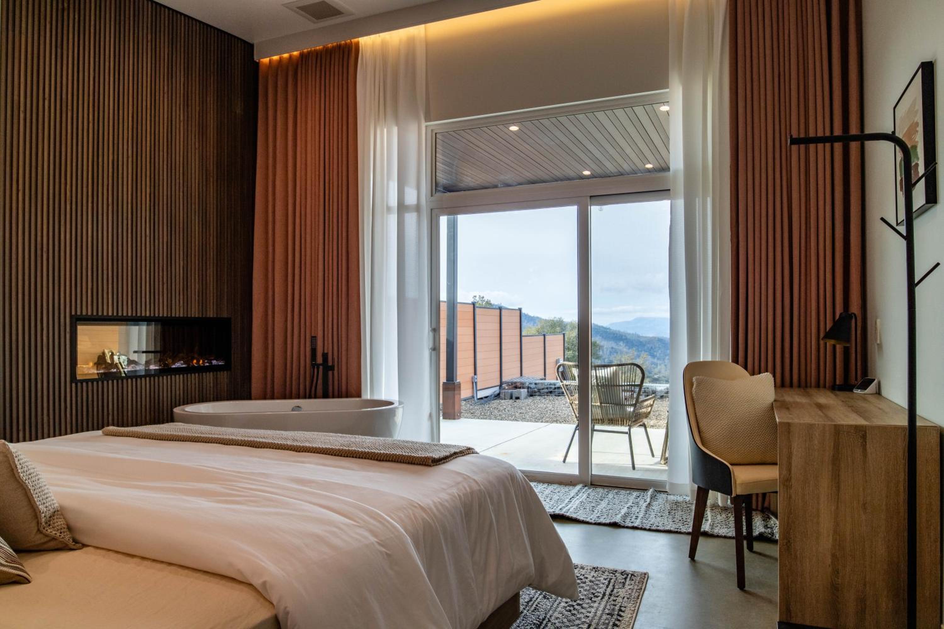 Deluxe King Room photo 1