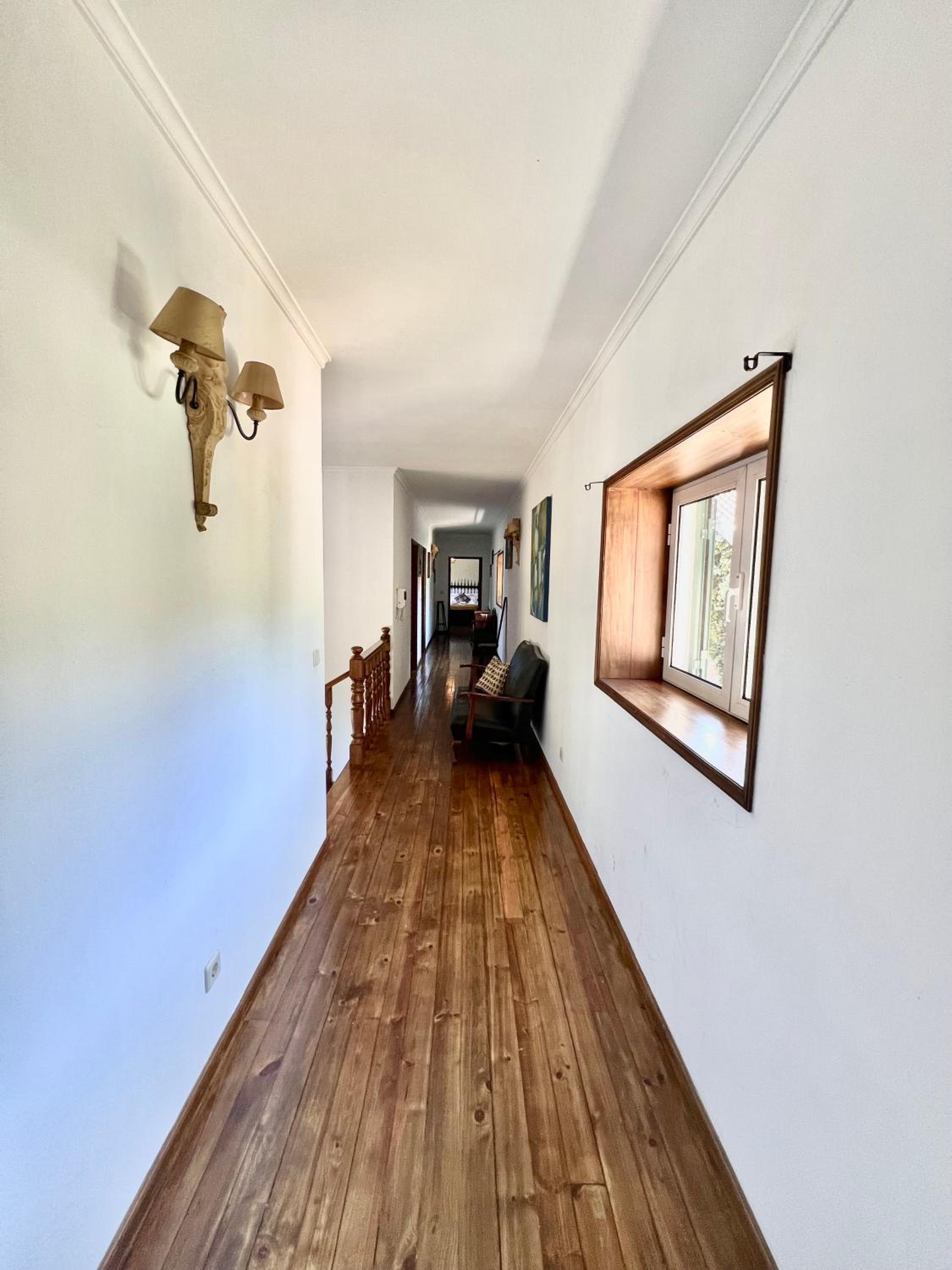 Five-Bedroom House photo 1