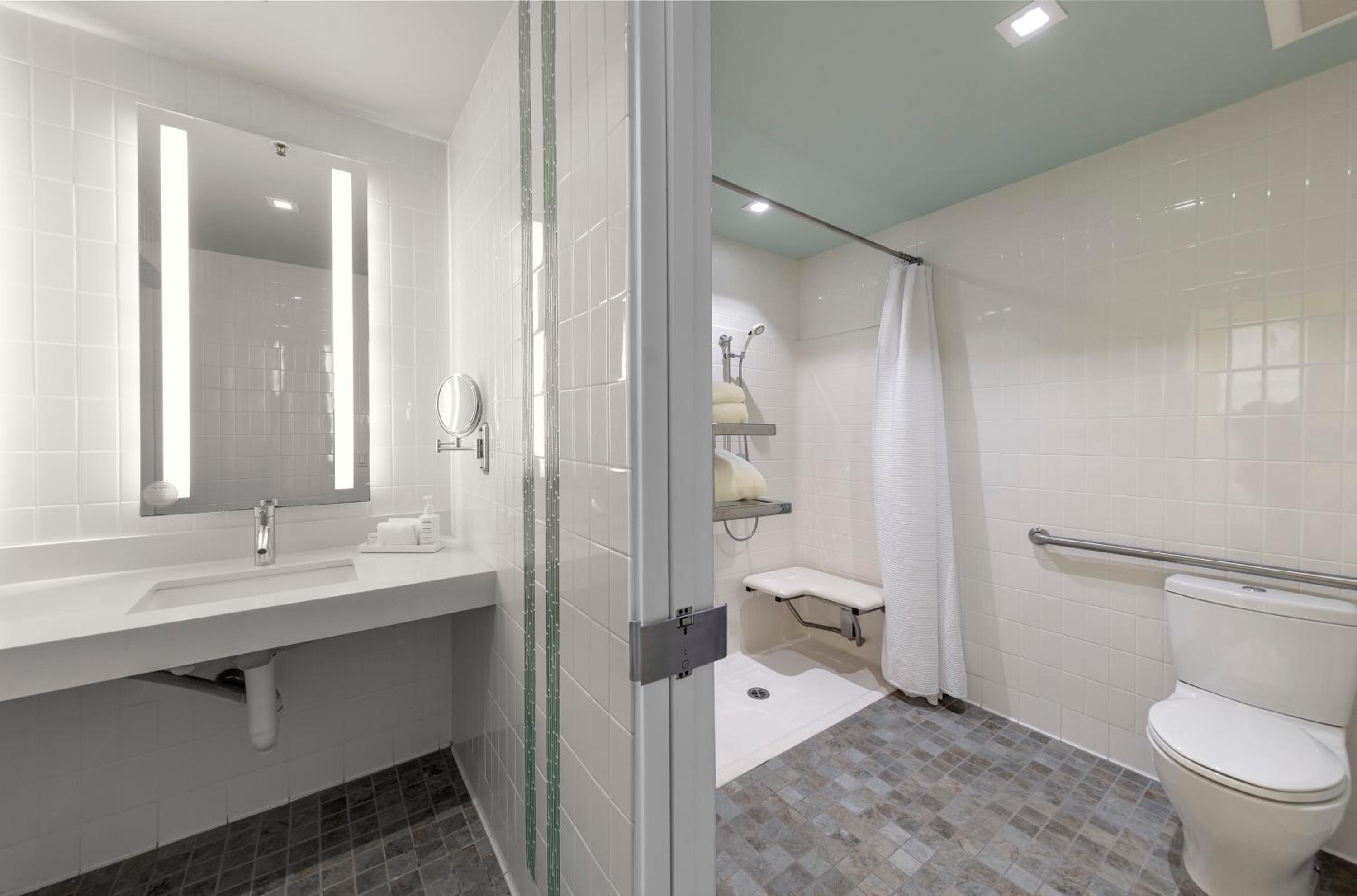 Queen Room with Roll-In Shower - Disability Access - Photo 5