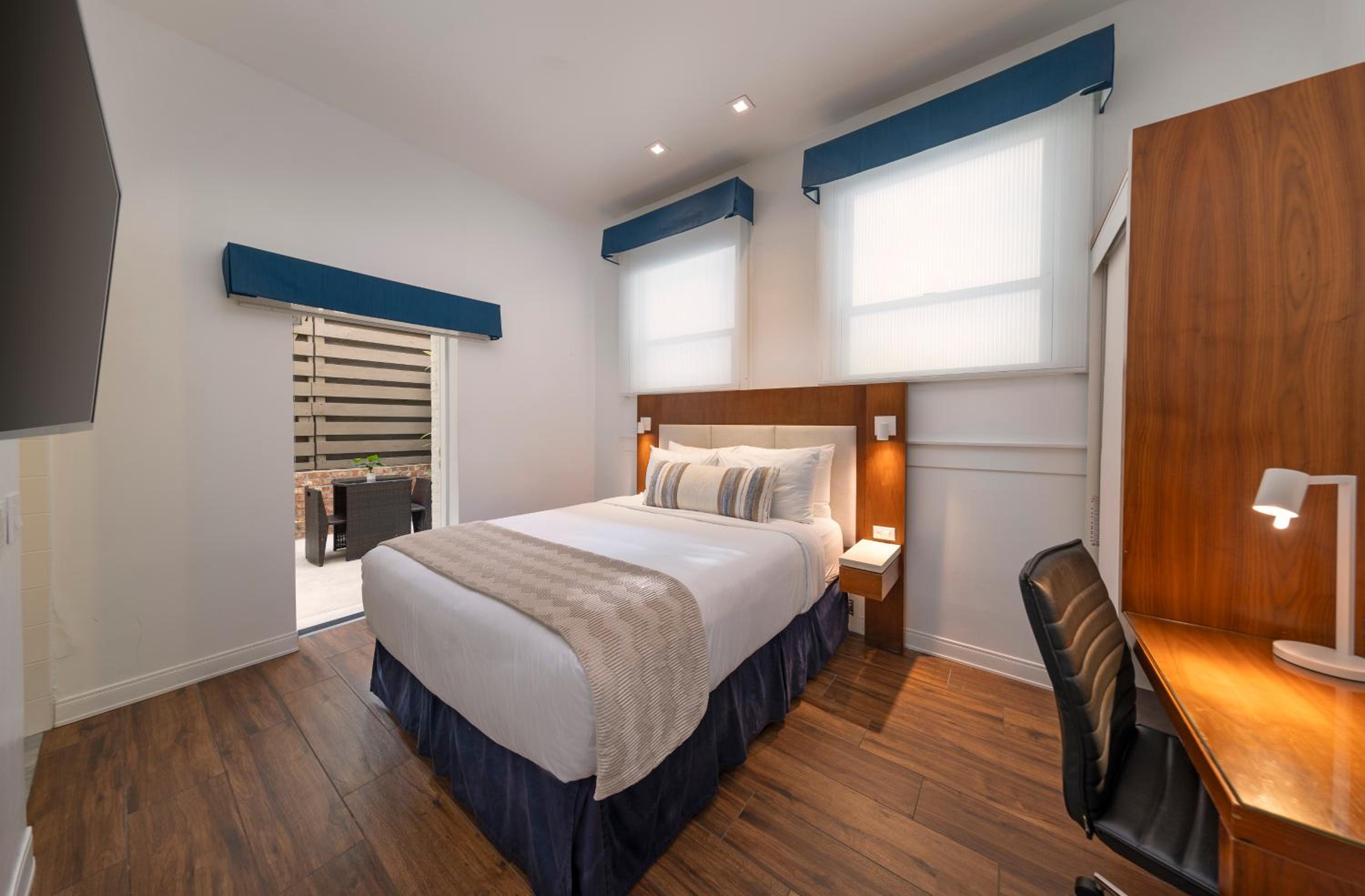 Queen Room with Roll-In Shower - Disability Access - Photo 1