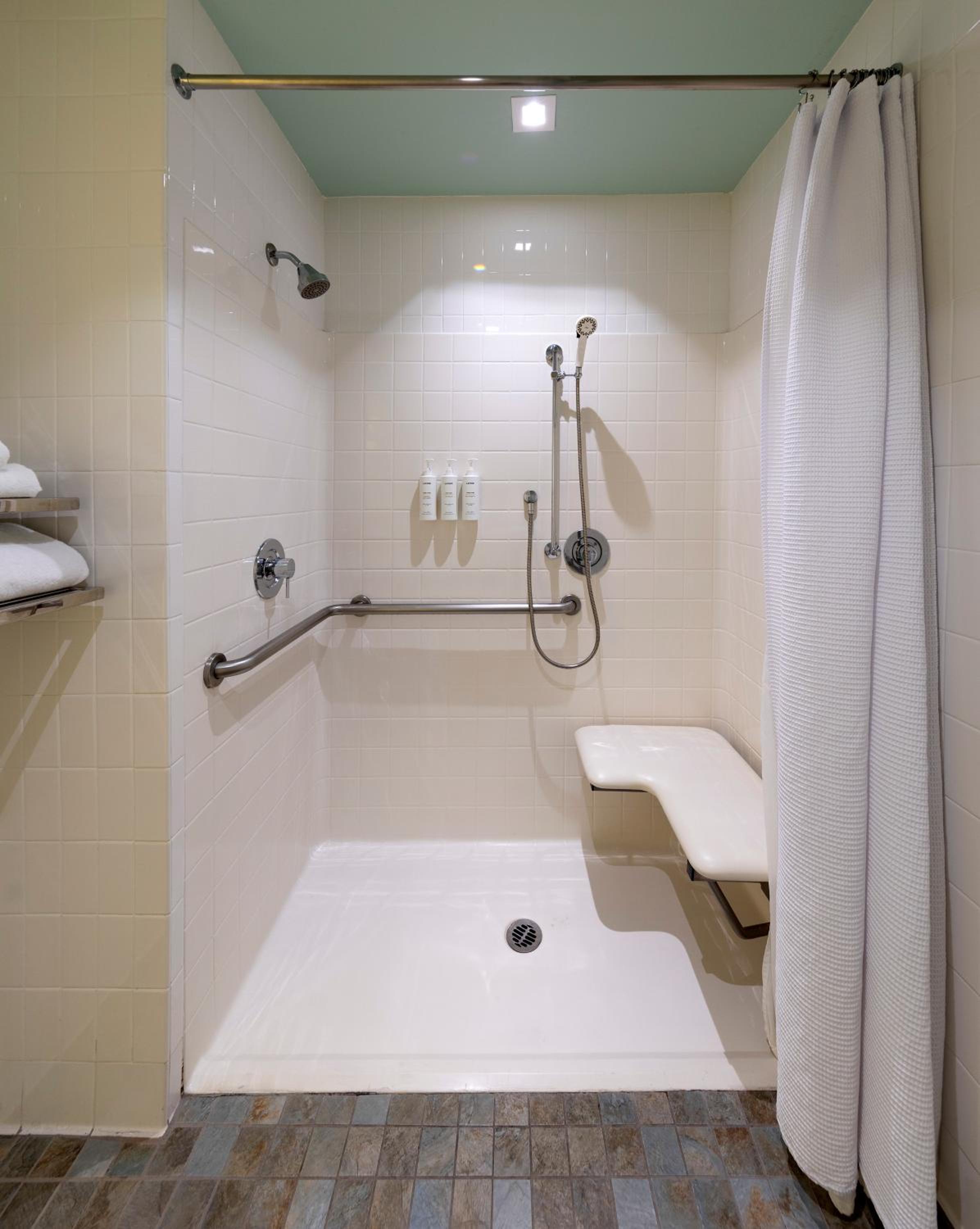 Queen Room with Roll-In Shower - Disability Access - Photo 4