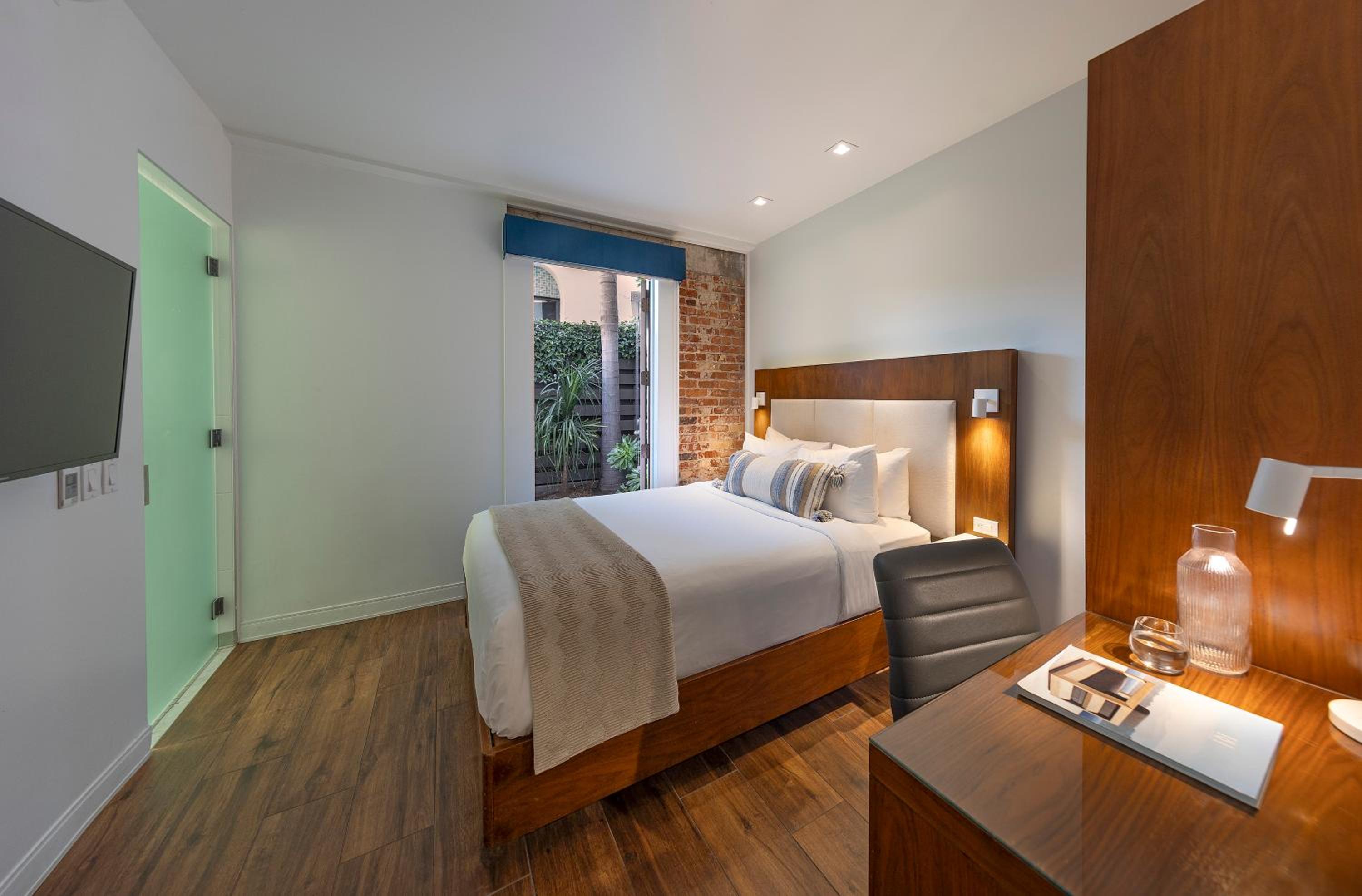 Queen Room with Garden View - Photo 1