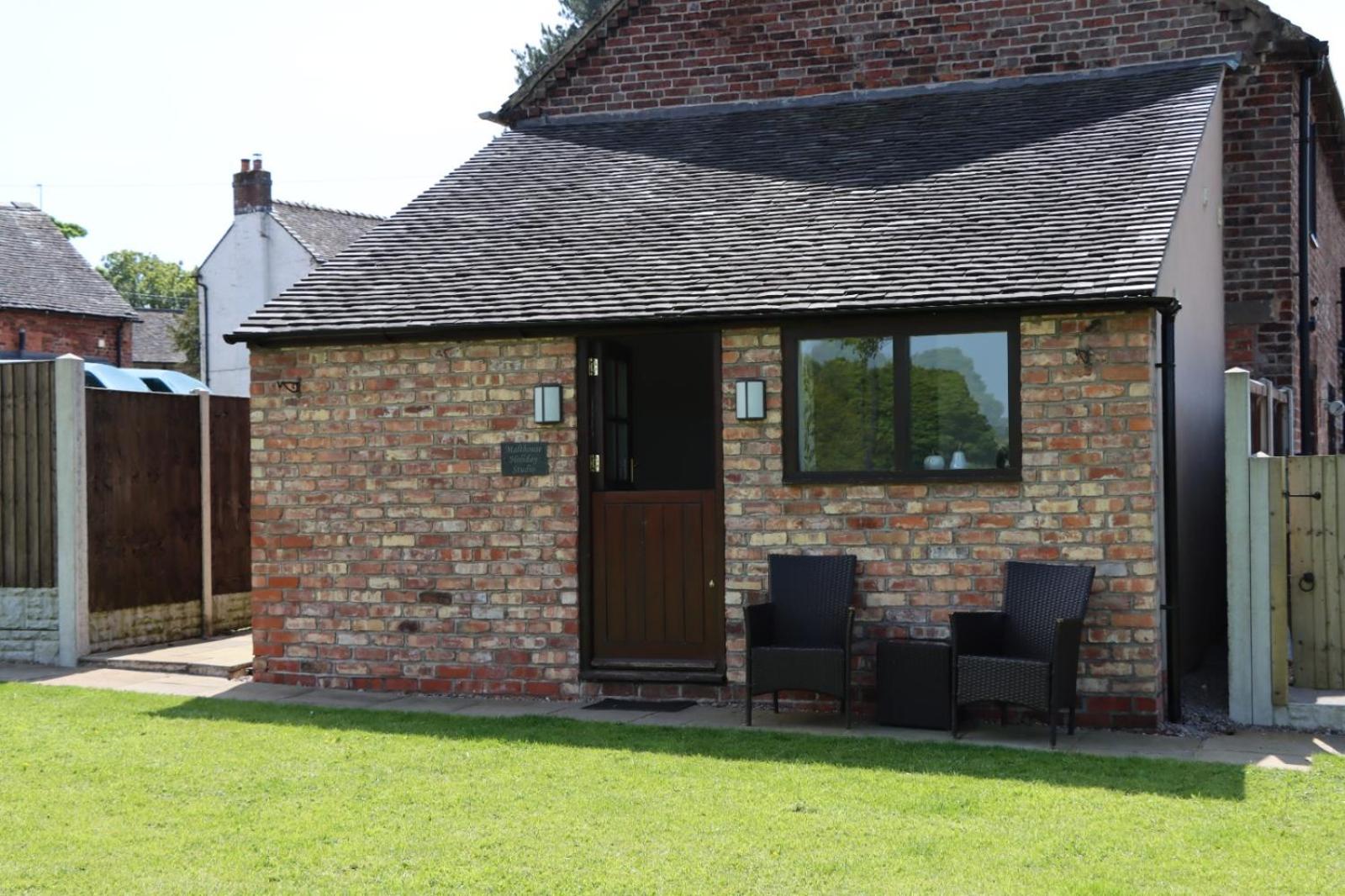 One-Bedroom House - Photo 21