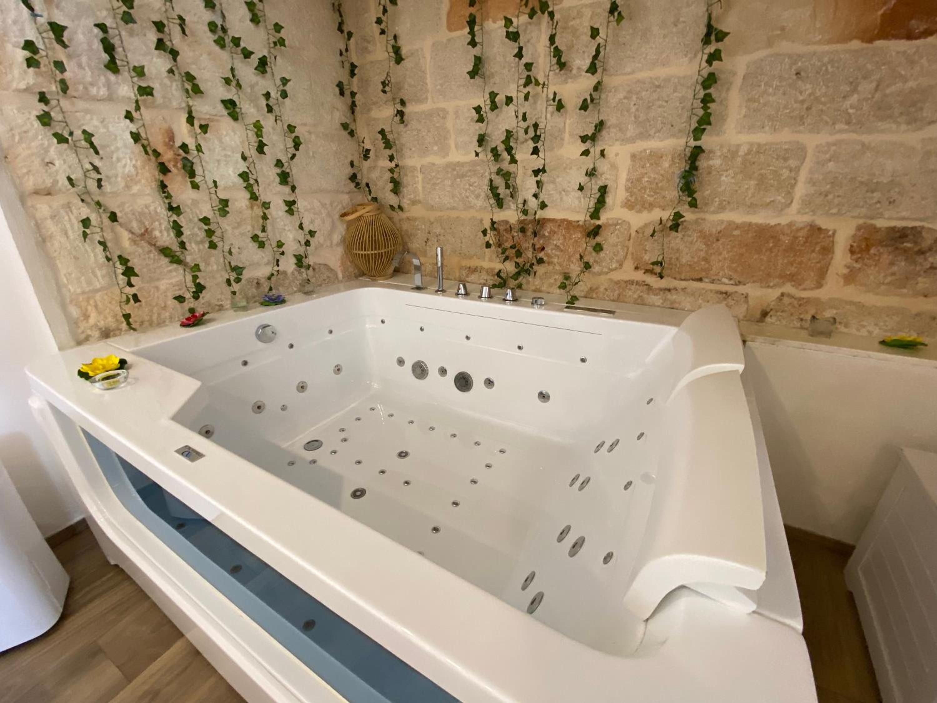 Double Room with Spa Bath - Photo 28