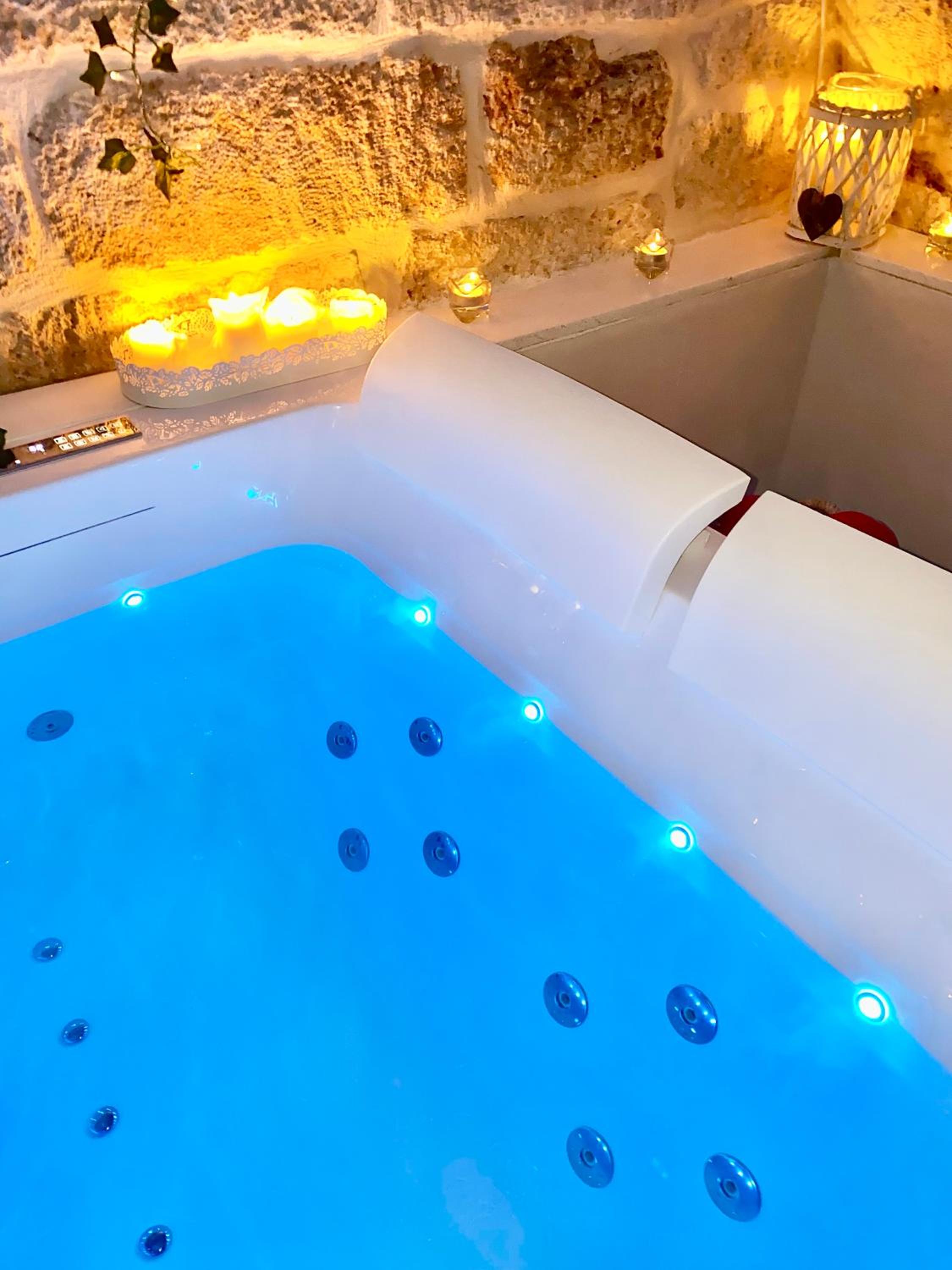 Double Room with Spa Bath - Photo 29