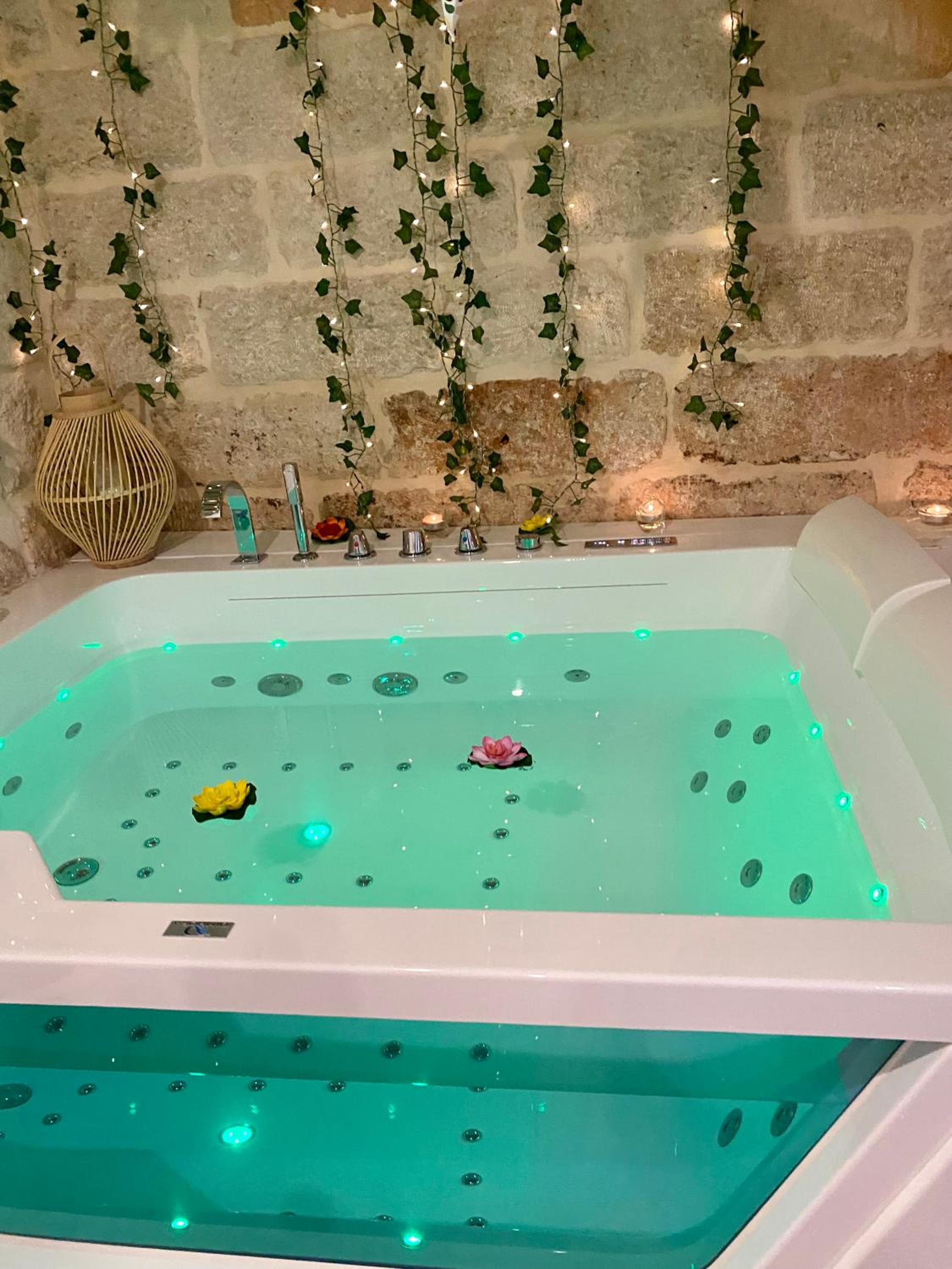 Double Room with Spa Bath - Photo 30
