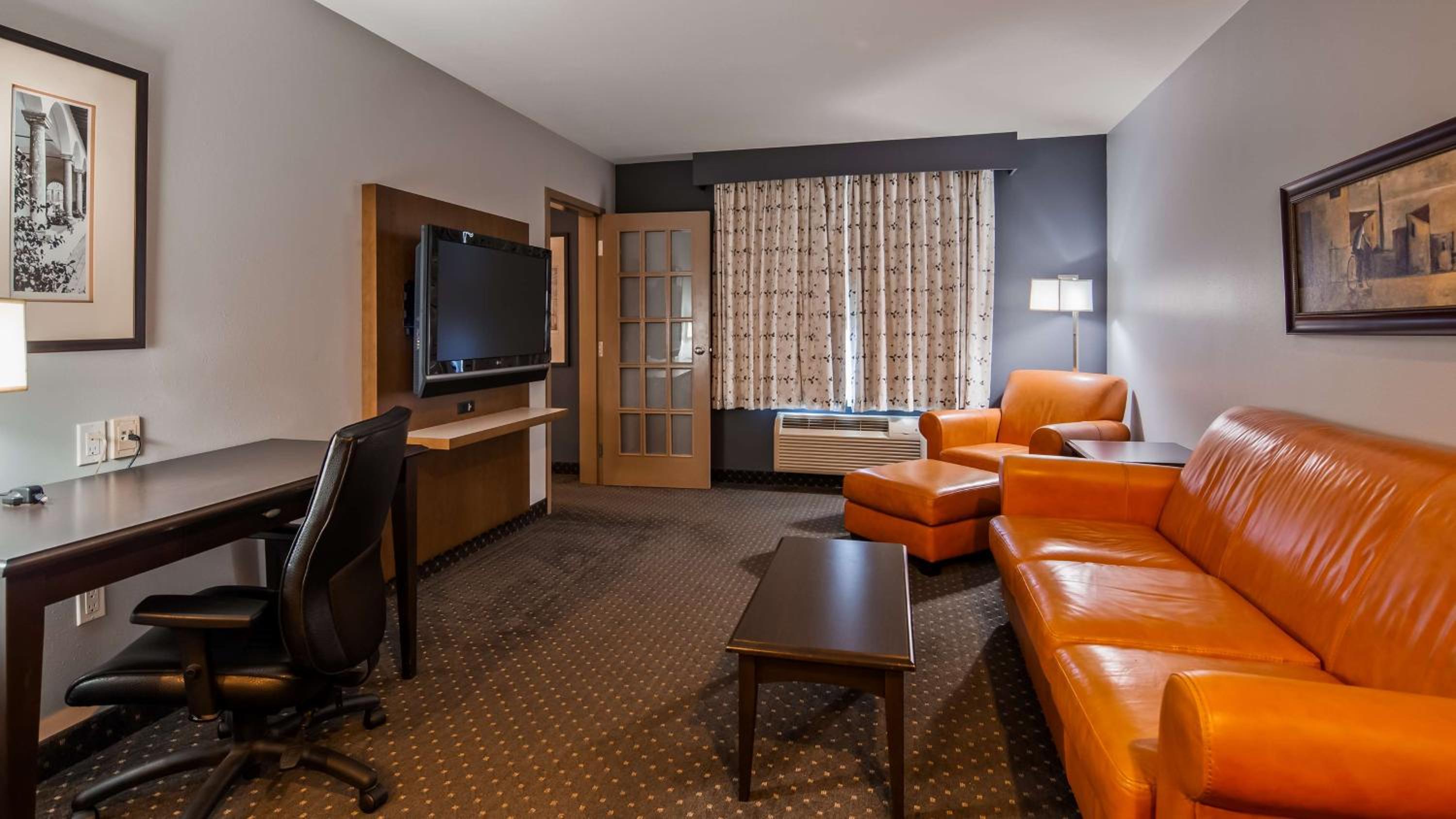 One-Bedroom King Suite with Sofa Bed and Jetted Tub