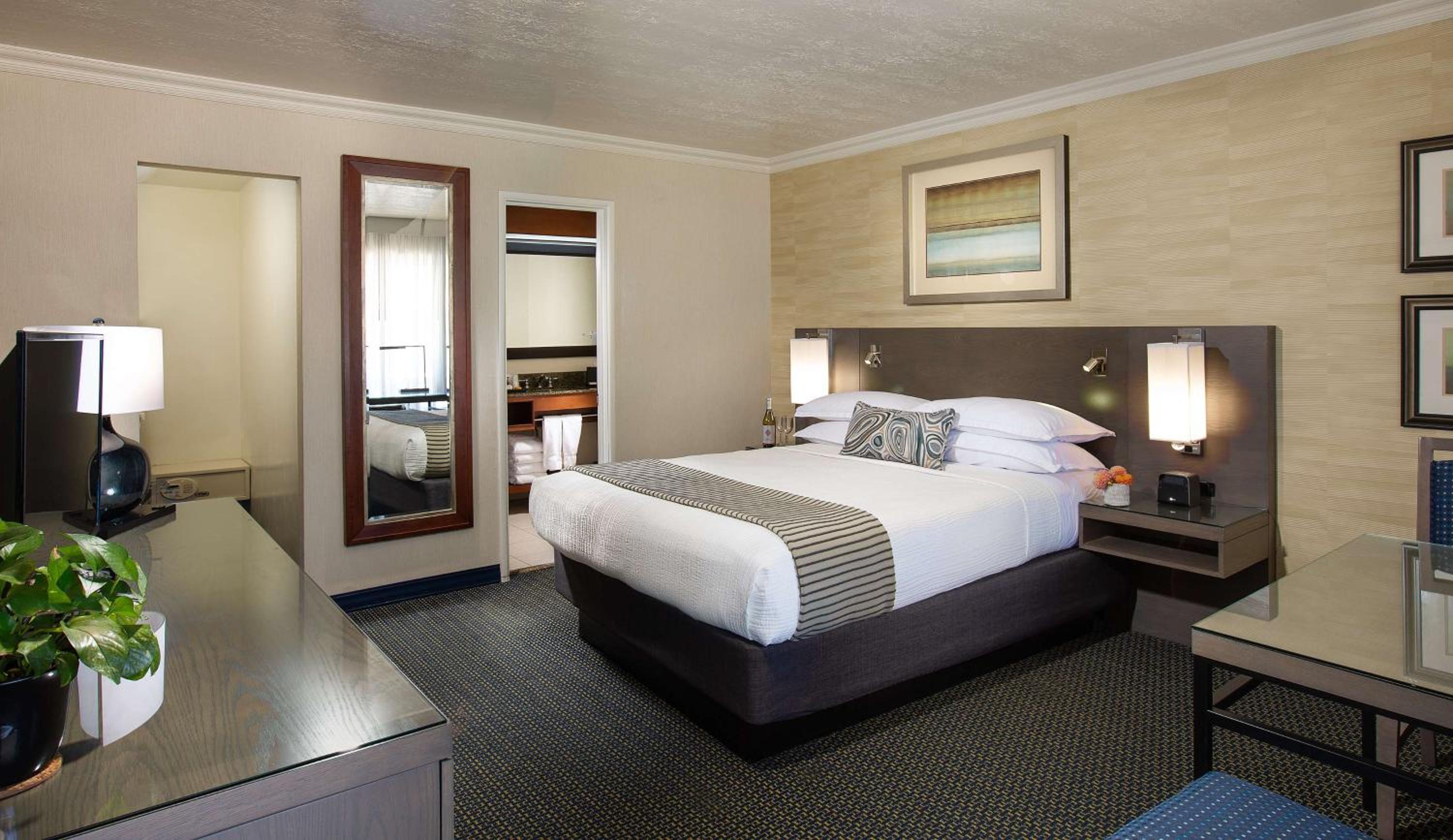 Queen Room with Garden View - Photo 10
